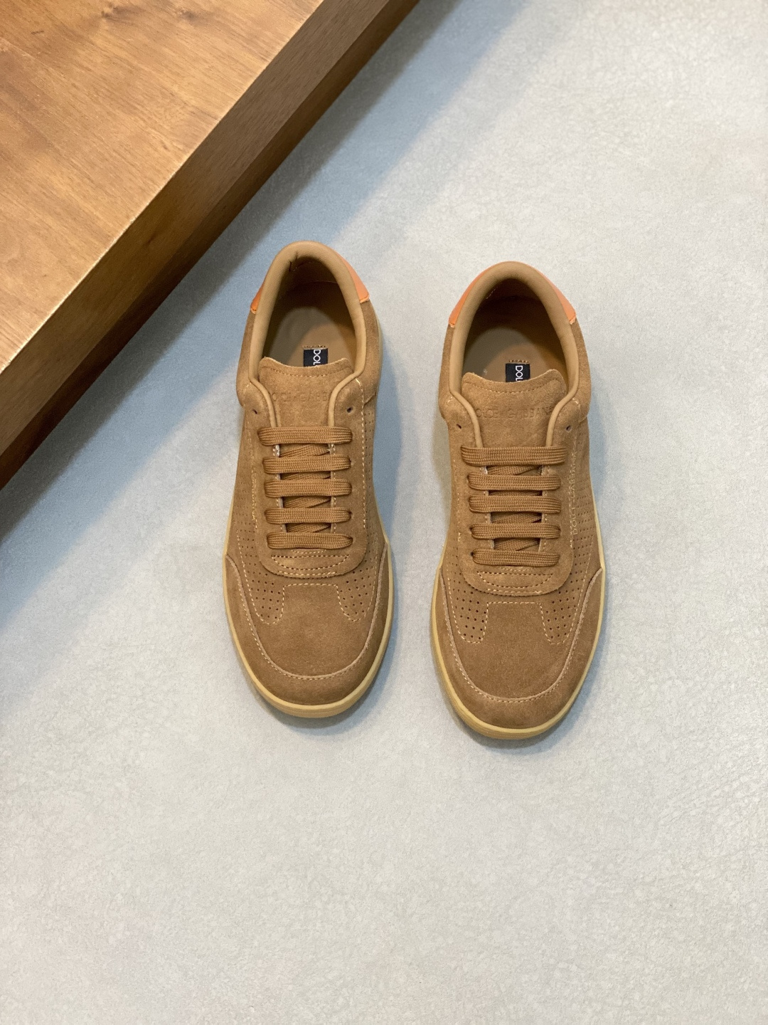 NO:341992,2025D&G calfskin logo men's casual shoes. As a symbol of exquisite craftsmanship and exquisite details, the new electroplated DG logo is embellished, and high-frequency craftsmanship creates a three-dimensional silhouette. Imported cowhide upper + cowhide inner + original rubber outsole, hand-sewing technology, a must-have artifact in summer Size: 39-44 (38.45 46 customized), DG casual shoes, Dolce&Gabbana, cowhide198609092025D&G小牛皮徽标男士休闲鞋. 作为精湛工艺和精美细节的象征,全新点缀电镀DG徽标,高频工艺成就立体廓形. 进口牛皮鞋面+牛皮内里+原版橡胶大底、手工缝制工艺技术、夏天必备神器 Size:39-44（38.45 46 定做）,DG休闲鞋,Dolce&Gabbana,cowhide,Men's shoes