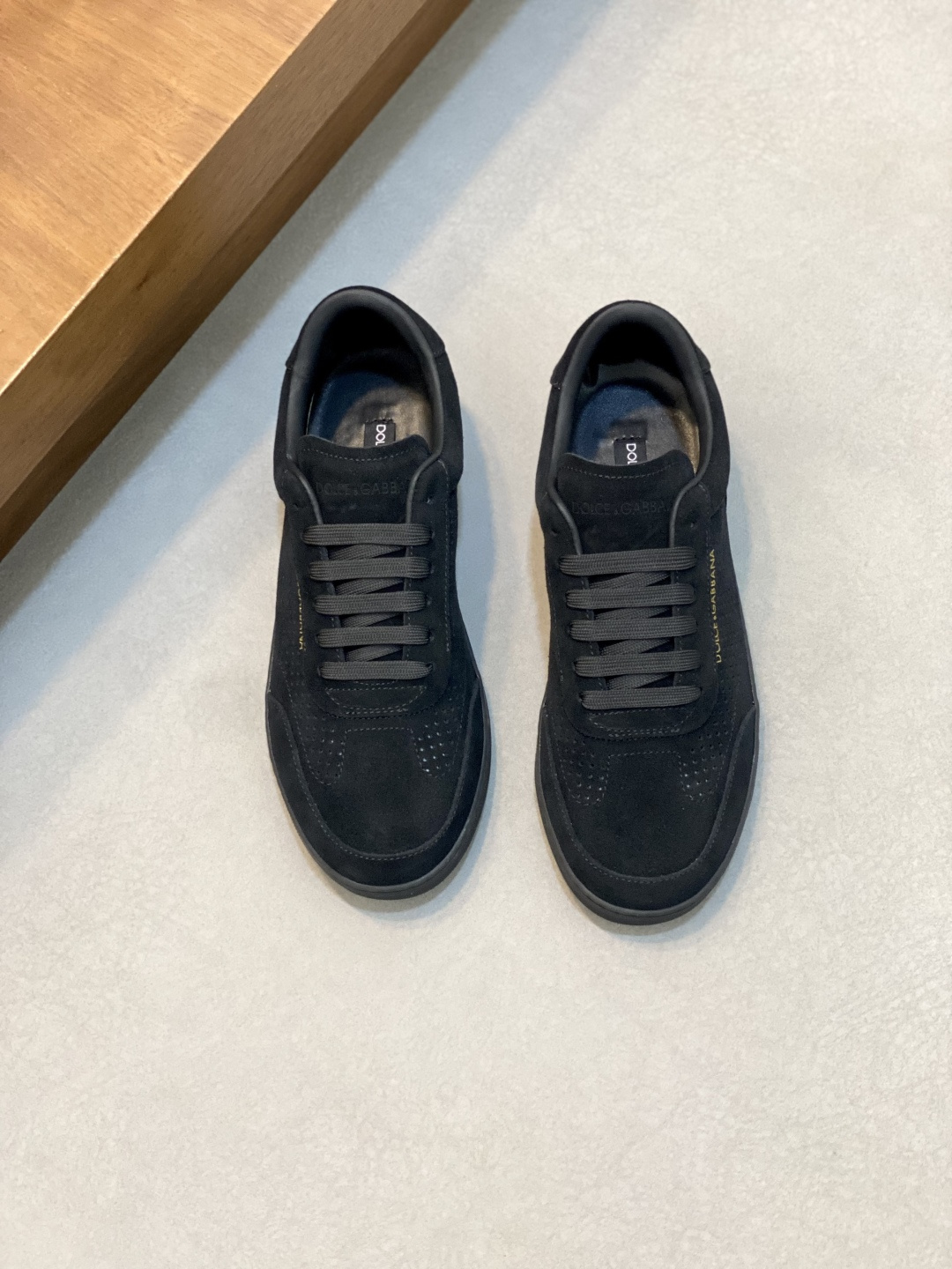 NO:575556,D&G calfskin logo men's casual shoes. As a symbol of exquisite craftsmanship and exquisite details, the new electroplated DG logo is embellished, and high-frequency technology achieves a three-dimensional silhouette. Imported cowhide upper + cowhide lining + original rubber outsole, hand-stitching technology, a must-have artifact for summer Size: 39-44 (38.45 46 customized), DG casual shoes, Dolce&Gabbana, cowhide19860909D&G小牛皮徽标男士休闲鞋. 作为精湛工艺和精美细节的象征,全新点缀电镀DG徽标,高频工艺成就立体廓形. 进口牛皮鞋面+牛皮内里+原版橡胶大底、手工缝制工艺技术、夏天必备神器 Size:39-44（38.45 46 定做）,DG休闲鞋,Dolce&Gabbana,cowhide,Men's shoes