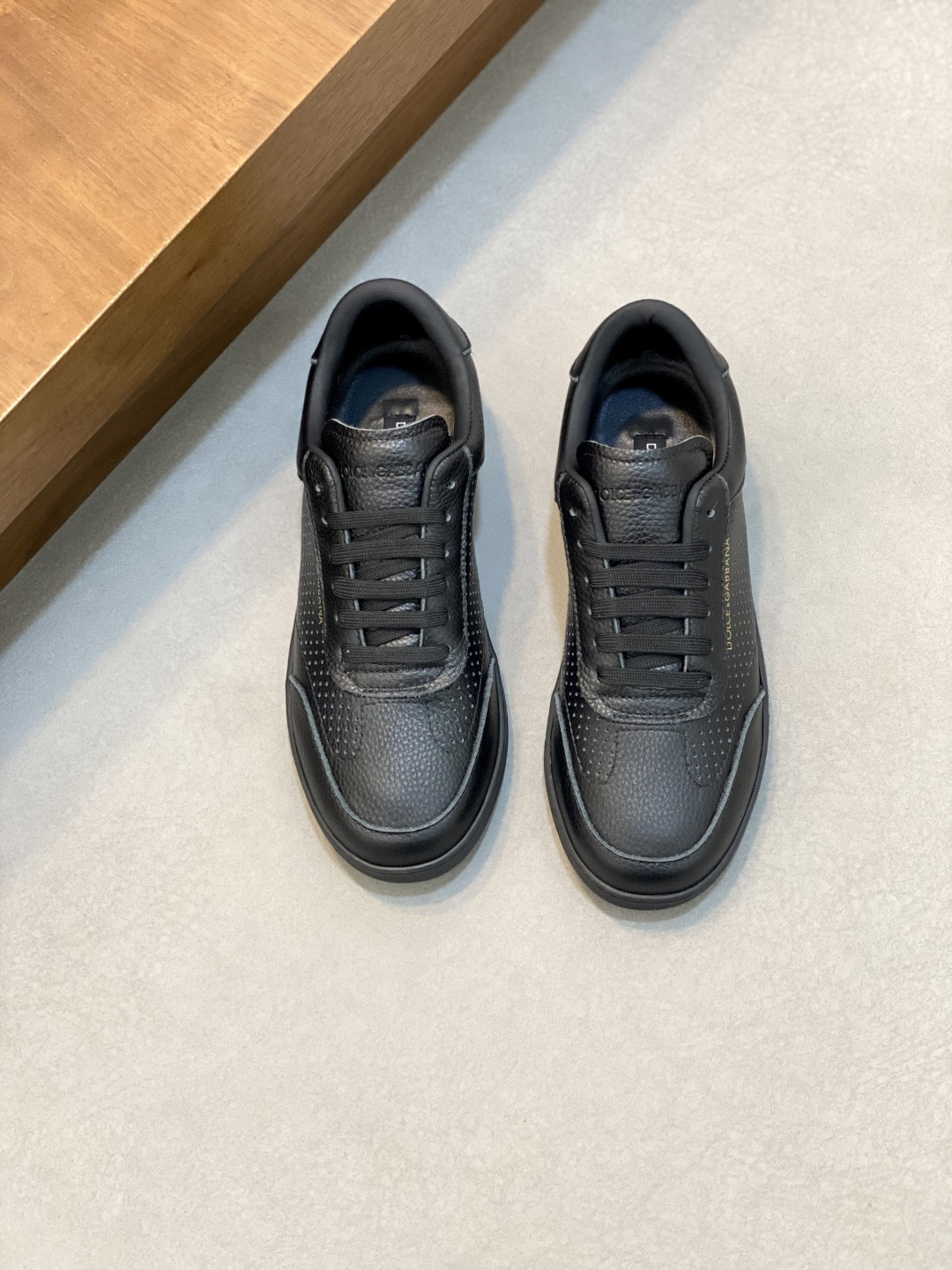 NO:342002,2025D&G calfskin logo men's casual shoes. As a symbol of exquisite craftsmanship and exquisite details, the new electroplated DG logo is embellished, and high-frequency craftsmanship creates a three-dimensional silhouette. Imported cowhide upper + cowhide inner + original rubber outsole, hand-sewing technology, a must-have artifact in summer Size: 39-44 (38.45 46 customized), DG casual shoes, Dolce&Gabbana, cowhide198609092025D&G小牛皮徽标男士休闲鞋. 作为精湛工艺和精美细节的象征,全新点缀电镀DG徽标,高频工艺成就立体廓形. 进口牛皮鞋面+牛皮内里+原版橡胶大底、手工缝制工艺技术、夏天必备神器 Size:39-44（38.45 46 定做）,DG休闲鞋,Dolce&Gabbana,cowhide,Men's shoes