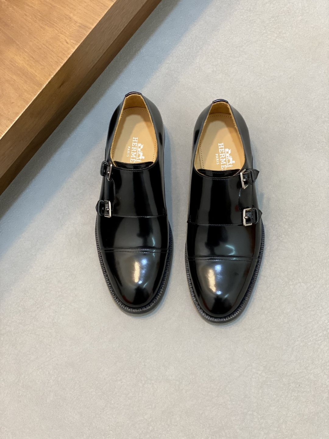 NO:510688,HERMES GAME GAME 1-foot loafers This loafer is made of matte matte calf leather, paired with functional Kelly shoe buckles, easily creates a fashionable urban style, paired with genuine leather edge strips and light grooved rubber foam sole, Benwang calf leather inner lining and silk-print logo footbed, putting on a wrap-around design, novel and fashionable style, handsome on the feet, and comes with an original box packaging dust bag!  Size 39-40-41-42-43-44 Standard leather shoes size (38/45 can be customized but does not support return and exchange), Hermes leather shoes, hermes, hermes, loafers, cowhide19860909HERMES/爱马仕 GAME一脚蹬乐福鞋 这款乐福鞋采用雾面磨砂小牛皮制成,搭配搭配功能性Kelly鞋扣,轻松打造出时尚都市风格,搭配真皮沿条和轻盈凹槽橡胶发泡大底,本蒅小牛皮内里及丝印徽标垫脚,套穿式设计,款式新颖时尚,上脚帅气,配原盒包装防尘袋！ 码数39-40-41-42-43-44 标准皮鞋尺码（38/45可定做但不支持退换）,爱马仕 皮鞋,hermes,hermes,loafers,cowhide,Men's shoes