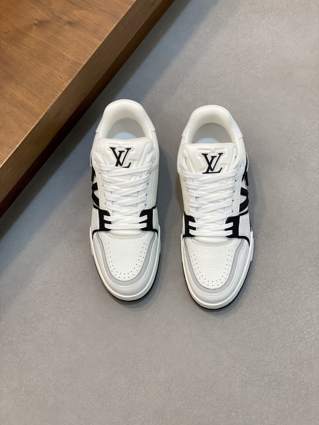 NO:542077,Donkey New Color Match Men's Trainer Sneaker, This LV Trainer Sneaker is made of soft grain calfskin, presenting a pure tone. The brand was born in 1854. The designer's handwritten brand logo embellishes one side. Virgil Abloh personally designed it. It is a very commemorative sneaker. The new lv Louis Vuitton Louis Vuitton trainer sneaker low casual sports culture versatile basketball shoes Size39-44 (38, 45, customized),,louis vuitton,louis vuitton,louis vuitton,louis vuitton,louis vuitton,louis vuitton,louis vuitton,sneakers,cowhide19860909驴家 新配色 男士♂trainer运动鞋,本款 LV Trainer 运动鞋取材柔软粒面小牛皮,呈现纯净色调,品牌诞生于1854年,设计师手写体品牌标识点缀一侧,virgil abloh亲自操刀设计,非常具有纪念价值的一款运动鞋,全新lv路易威登louis vuitton trainer sneaker low休闲运动文化百搭篮球板鞋 Size39-44（38、45、订做）,,louis vuitton,louis vuitton,louis vuitton,louis vuitton,louis vuitton,sneakers,cowhide,Men's shoes