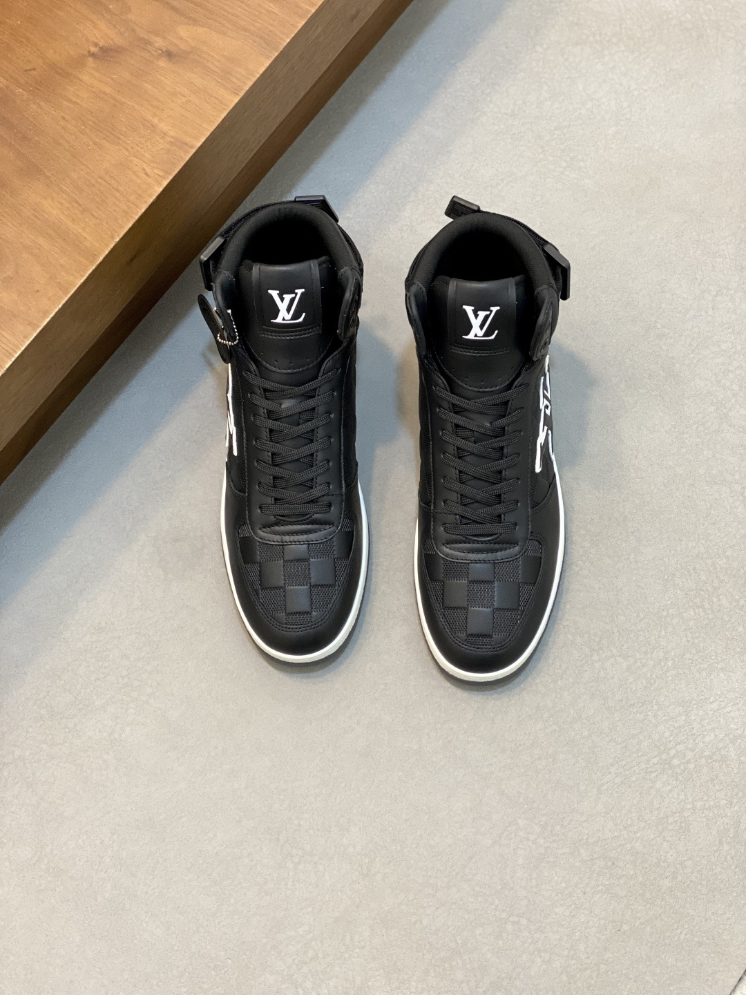 NO:541960,LV's new high-end casual sports boots for men are made of imported first-layer cowhide silk-screened brand lougou. The original outsole is wear-resistant and comfortable. Monogram lougou embellished rubber outsole, breathable leather lining, versatile classic style!  Size38-44 (45 customized),,louis vuitton,boots,cowhide19860909LV 新品男士高端休闲运动靴、选用进口头层牛皮丝印品牌lougou,原版大底,耐磨舒适,Monogram lougou点缀橡胶外底,透气皮内里,百搭经典款式！ Size38-44（45定做）,,louis vuitton,boots,cowhide,Men's shoes