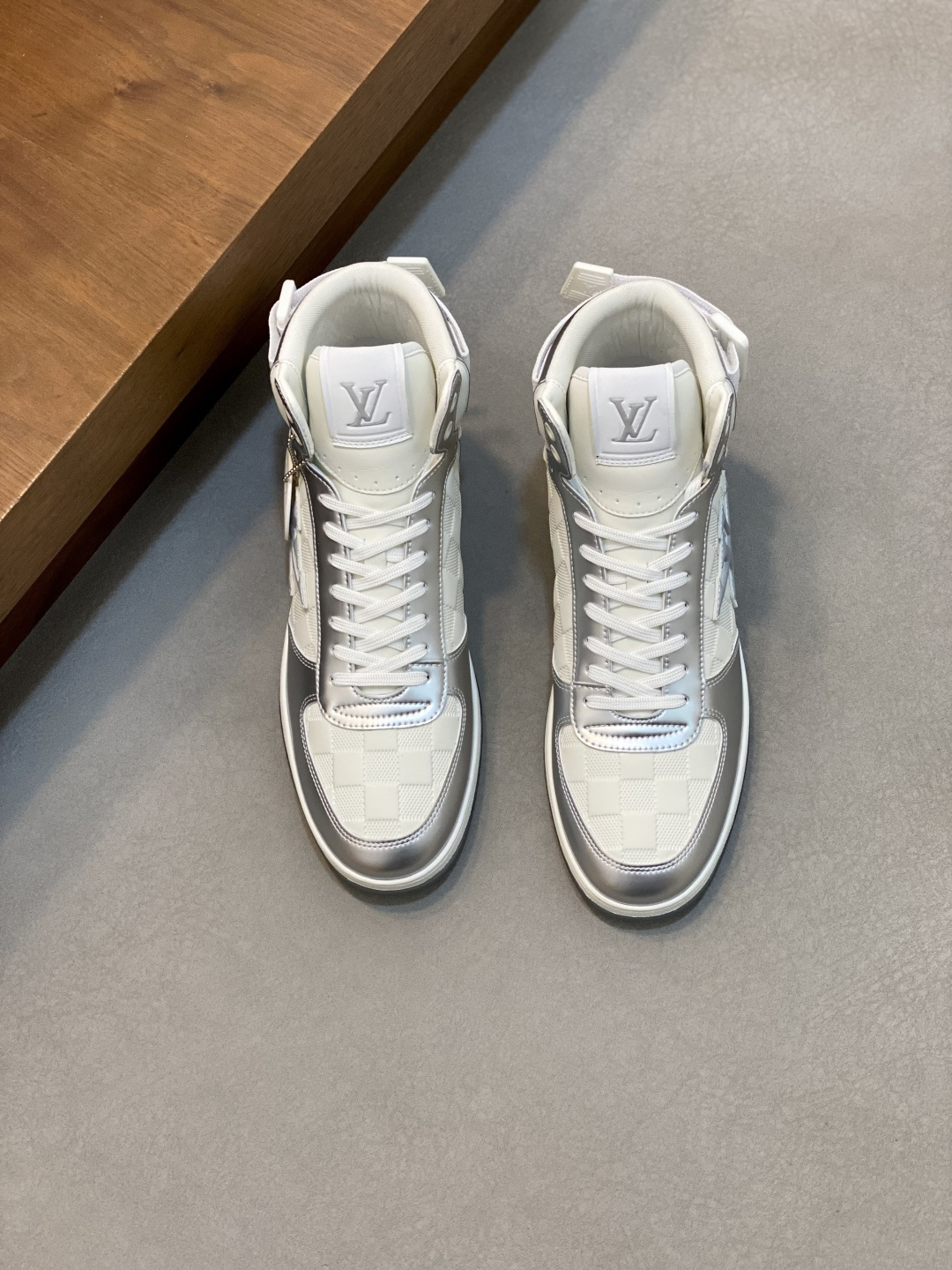 NO:541962,LV new men's high-end casual sports boots, imported top-layer cowhide silk-print brand lougou, original large sole, wear-resistant and comfortable, Monogram lougou embellishes rubber outsole, breathable leather inner lining, versatile and classic style!  Size38-44 (45 custom made), louis vuitton, boots, cowhide19860909LV 新品男士高端休闲运动靴、选用进口头层牛皮丝印品牌lougou,原版大底,耐磨舒适,Monogram lougou点缀橡胶外底,透气皮内里,百搭经典款式！ Size38-44（45定做）,,louis vuitton,boots,cowhide,Men's shoes