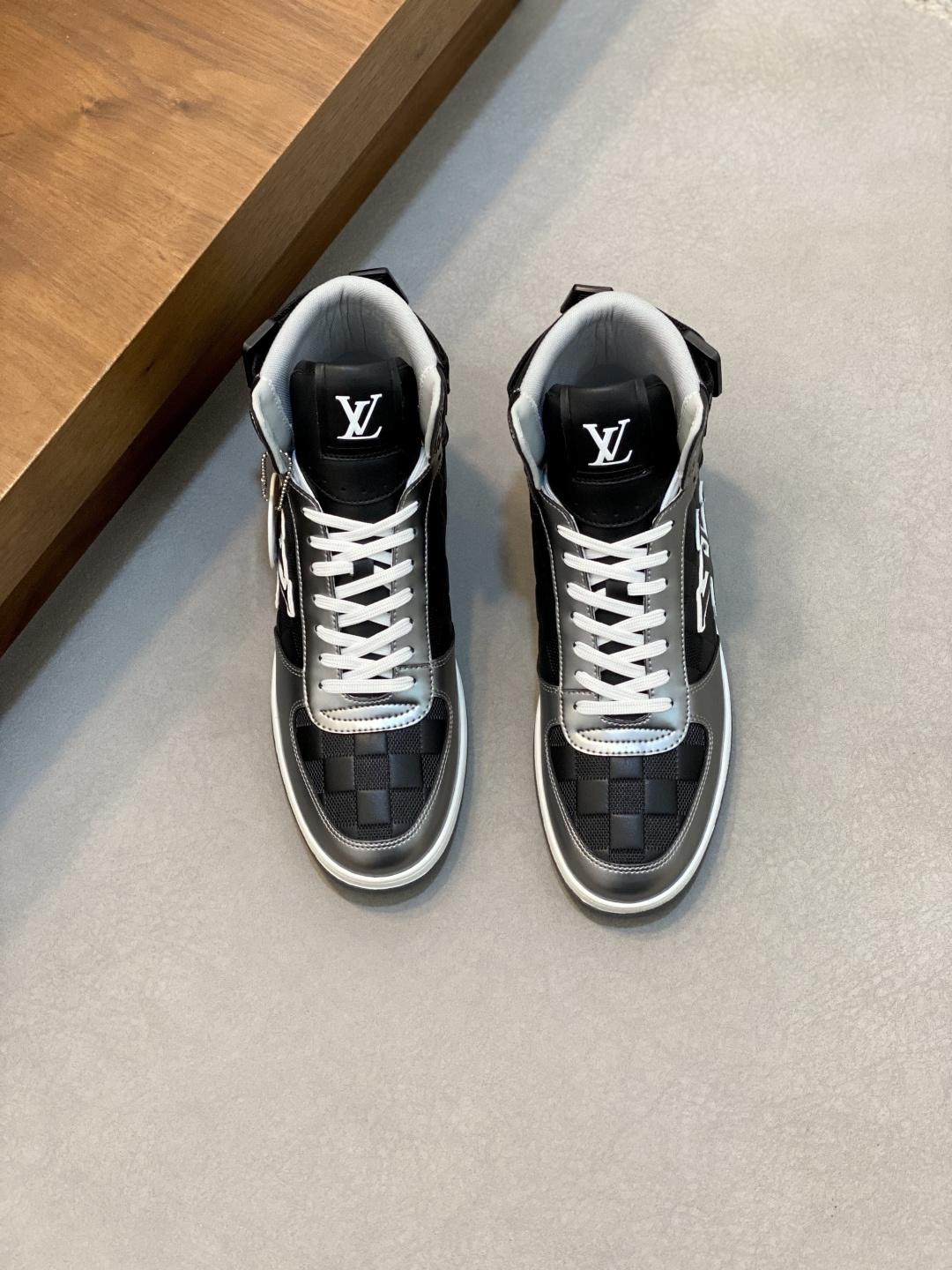 NO:541963,LV new men's high-end casual sports boots, imported top-layer cowhide silk-print brand lougou, original large sole, wear-resistant and comfortable, Monogram lougou embellished with rubber outsole, breathable leather inner lining, versatile and classic style!  Size38-44 (45 custom made), louis vuitton, boots, cowhide19860909LV 新品男士高端休闲运动靴、选用进口头层牛皮丝印品牌lougou,原版大底,耐磨舒适,Monogram lougou点缀橡胶外底,透气皮内里,百搭经典款式！ Size38-44（45定做）,,louis vuitton,boots,cowhide,Men's shoes