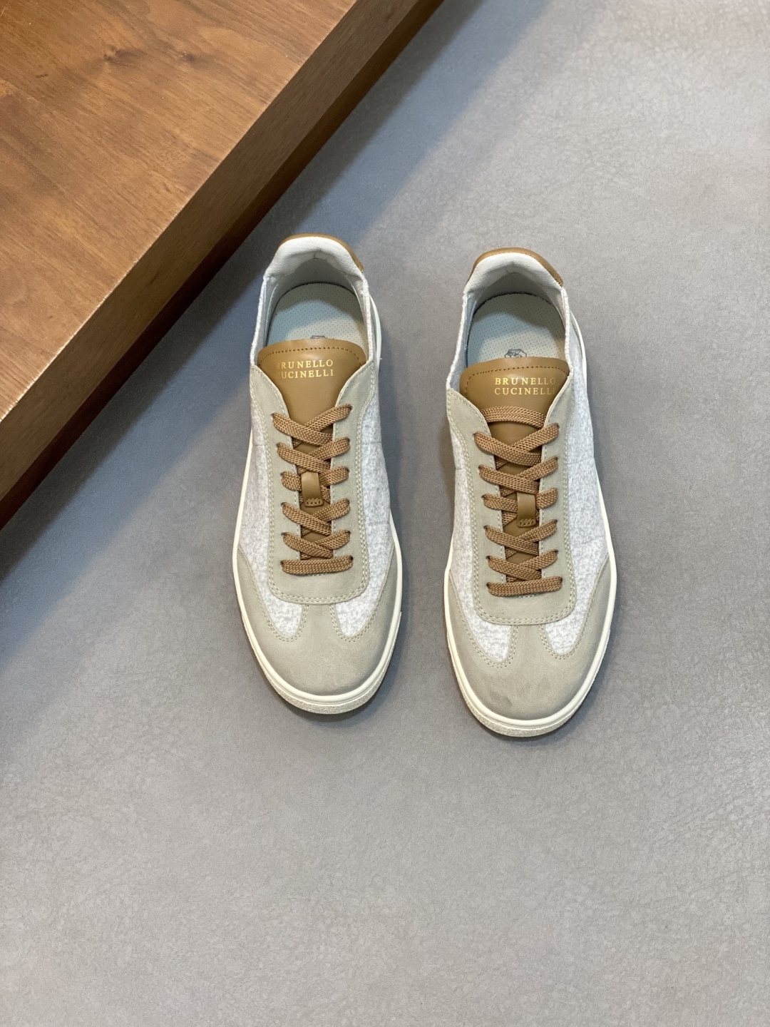 NO:532296,Brunello Cucinelli men's casual shoes | Material highlights the fashionable and simple style of this rubber sole shoe | Suede textured upper is elegant and soft | Combined on the rubber sole, it creates a flexible and light comfortable foot feeling | Top material is ox reverse velvet splicing flying fabric | Inner breathable cowhide inner size 39-44 (customized by 38.45.46), BC casual shoes, brunello cucinelli, cowhide19860909Brunello Cucinelli男士休闲鞋｜材质彰显出这款胶底鞋的时尚、简约风格｜绒面质感的鞋面雅致、柔软｜结合在橡胶鞋底上,营造出灵活和轻盈的舒适脚感｜ 帮面材质牛反绒拼接飞织面料｜内里透气牛皮内里 尺码39-44（38.45.46定做),BC休闲鞋,brunello cucinelli,cowhide,Men's shoes