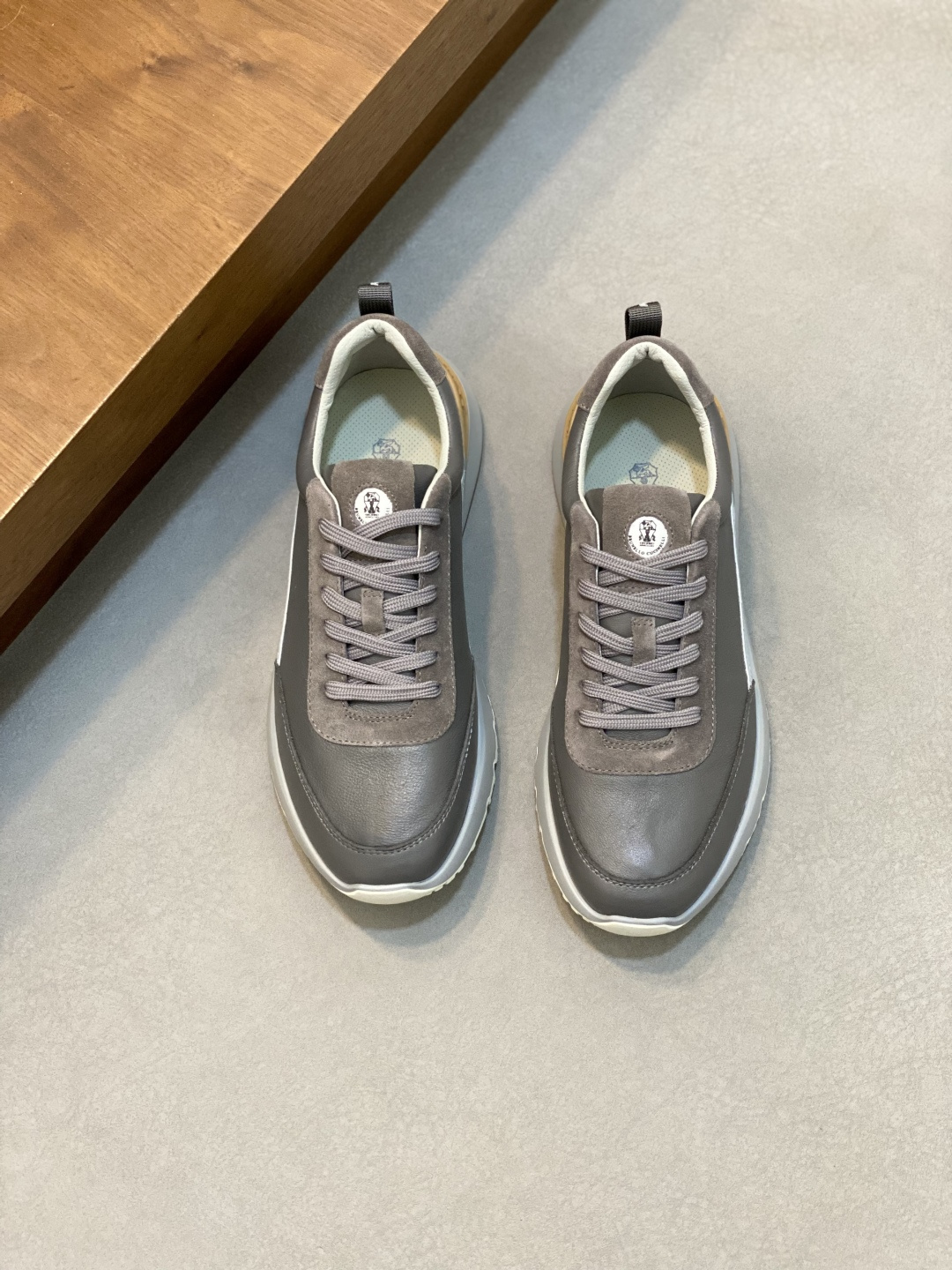 NO:532339,Brunello Cucinelli comes from Italy's world's top luxury brand, known as the 'king of cashmere' and 'real luxury in the clothing industry'. Many people know that cashmere Cashmere is top-notch and expensive, and can't take off once you wear it. It is easy to match with other clothes. No one knows better than Brunello Cucinelli, which knows how to design top cashmere fabrics into a 'low-key luxury' style. This BC men's shoes are carefully designed, from the selection of materials, colors, and last structure. The upper is selected from the top cowhide with high mercerized reverse fur, which is not easy to deform and contaminate. Paired with high mercerized elk leather  The inner lining is a white benzene dyed calf leather + 0.5mm round punching design, the foot cushion is high and foamed and is sticky with the cow lining. It is comfortable and breathable on the feet, does not fade, does not slip, and is environmentally friendly and harmless. The TPU + PU outsole is integrated, clean and does not open glue. The texture is full of visible luxury. Leather shoes size: 39/40/41/42/43/43/45/46 Shoe box is original drawer type, with shoe storage bag + tag, differentiating market currency. Welcome to order, BC casual shoes, brunello cucinelli, cowhide19860909Brunello Cucinelli来自意大利的世界顶级奢侈品牌,被誉为低调奢华的 “山羊绒之王” 和 “服装界真正的奢侈品”.很多人都知道羊绒Cashmere顶级、昂贵,一穿就脱不下来,还很容易和其他衣服相互搭配,没有比Brunello Cucinelli 这个品牌更懂得把顶级的羊绒面料设计出一种 “低调的奢华” 的风格. 此款BC男鞋更是精心设计,从材料选用,颜色搭配,楦型结构都无可挑剔.鞋面精选头层牛皮搭配高丝光反毛皮,不易变形污染 搭配高丝光麋皮 内里是本白色苯染专用小牛皮+0.5mm圆形冲孔设计,脚垫高弹发泡与牛里对贴,上脚舒服透气不闷脚,不掉色,不打滑,环保无害TPU+PU大底一体成型,干净不开胶.质感爆棚 看得见的奢华 皮鞋码数:39/40/41/42/43/43/45/46鞋盒采用原版抽屉式 配鞋履收纳袋+吊牌 区别市场通货 欢迎订购,BC休闲鞋,brunello cucinelli,cowhide,Men's shoes