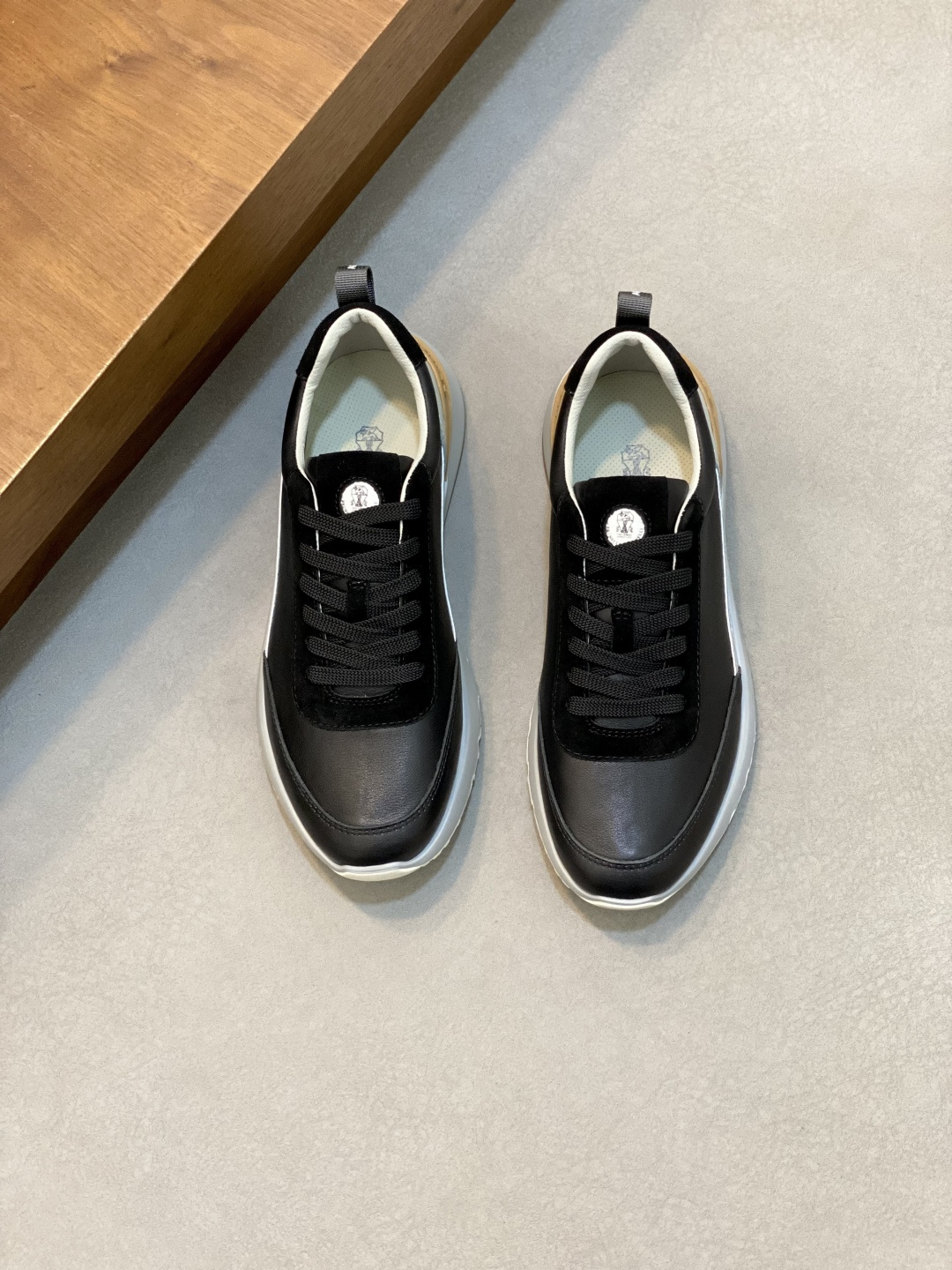 NO:532361,Brunello Cucinelli comes from Italy's world's top luxury brand, known as the 'king of cashmere' and 'real luxury in the clothing industry'. Many people know that cashmere Cashmere is top-notch and expensive, and can't take off once you wear it. It is easy to match with other clothes. No one knows better than Brunello Cucinelli, which knows how to design top cashmere fabrics into a 'low-key luxury' style. This BC men's shoes are carefully designed, from the selection of materials, colors, and last structure. The upper is selected from the top cowhide with high mercerized reverse fur, which is not easy to deform and contaminate. Paired with high mercerized elk leather  The inner lining is a white benzene dyed calf leather + 0.5mm round punching design, the foot cushion is high and foamed and is sticky with the cow lining. It is comfortable and breathable on the feet, does not fade, does not slip, and is environmentally friendly and harmless. The TPU + PU outsole is integrated, clean and does not open glue. The texture is full of visible luxury. Leather shoes size: 39/40/41/42/43/43/45/46 Shoe box is original drawer type, with shoe storage bag + tag, differentiating market currency. Welcome to order, BC casual shoes, brunello cucinelli, cowhide19860909Brunello Cucinelli来自意大利的世界顶级奢侈品牌,被誉为低调奢华的 “山羊绒之王” 和 “服装界真正的奢侈品”.很多人都知道羊绒Cashmere顶级、昂贵,一穿就脱不下来,还很容易和其他衣服相互搭配,没有比Brunello Cucinelli 这个品牌更懂得把顶级的羊绒面料设计出一种 “低调的奢华” 的风格. 此款BC男鞋更是精心设计,从材料选用,颜色搭配,楦型结构都无可挑剔.鞋面精选头层牛皮搭配高丝光反毛皮,不易变形污染 搭配高丝光麋皮 内里是本白色苯染专用小牛皮+0.5mm圆形冲孔设计,脚垫高弹发泡与牛里对贴,上脚舒服透气不闷脚,不掉色,不打滑,环保无害TPU+PU大底一体成型,干净不开胶.质感爆棚 看得见的奢华 皮鞋码数:39/40/41/42/43/43/45/46鞋盒采用原版抽屉式 配鞋履收纳袋+吊牌 区别市场通货 欢迎订购,BC休闲鞋,brunello cucinelli,cowhide,Men's shoes