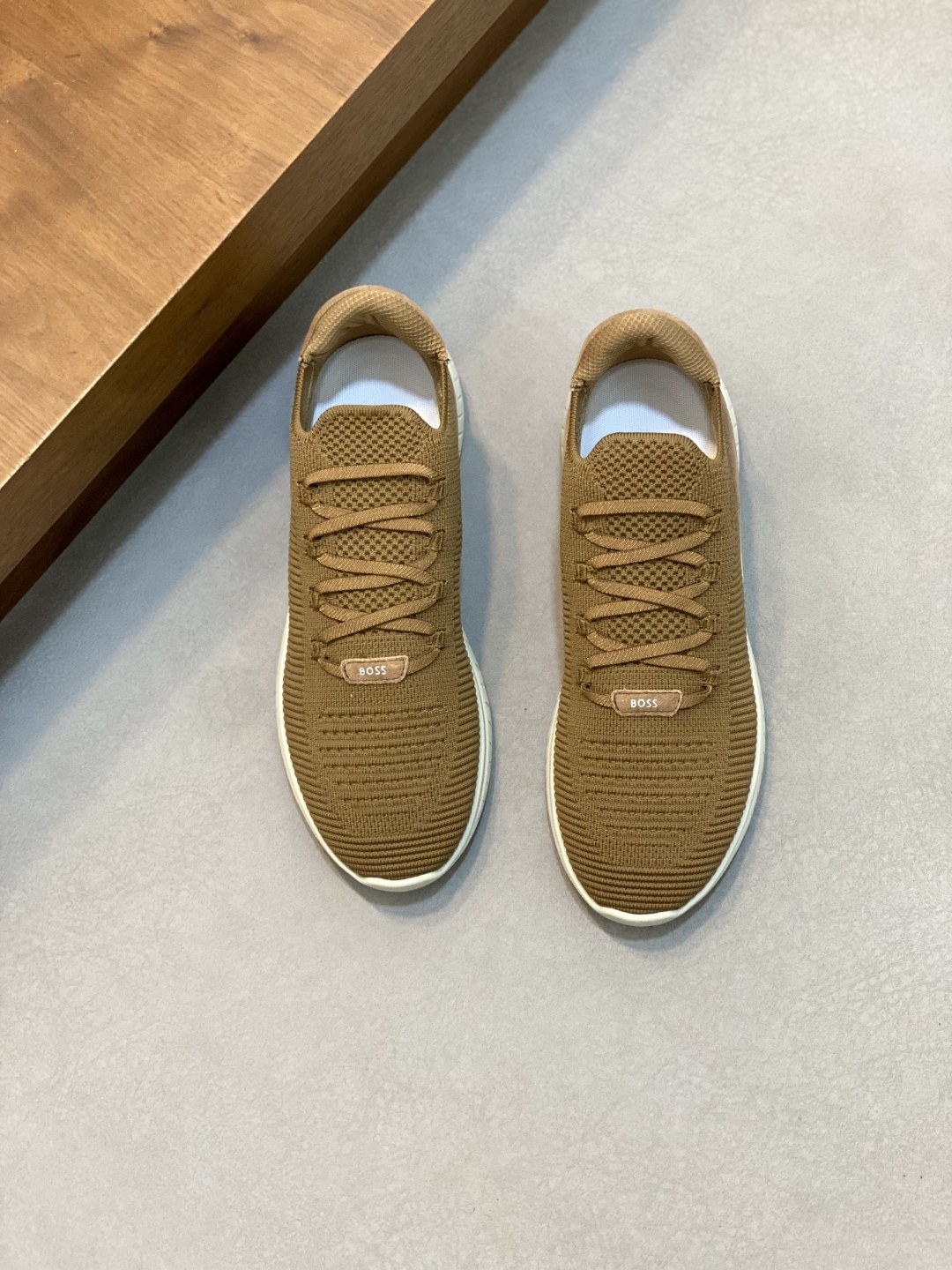 NO:533182,BOS* — Hugo Boss Counter Synchronizes Summer New Style Men's Lace-up Sneakers!  Ultra-light thick-soled flying woven upper breathable running shoes. The shoe shape is simple and smooth, fashionable and versatile. The upper is made of high-elastic knitted material, light and breathable, fits the feet, bringing a comfortable wearing experience. Details of the knitted BOSS logo, heel composite splicing reverse velvet cowhide decoration/calf leather patch embellishment, rubber label three-color marking heel details, the inner lining of the entire mesh cloth is matched with ultra-light rubber sole, which has excellent breathability and elasticity. The original molded color-patched rubber bottom layer, and the full set of packaging is shipped in stock!  Number of codes 39-44 (45 customized), Sneakers, cowhide19860909BOS* — 雨果博斯 专柜同步夏季新款 男士系带运动鞋！ 超轻厚底飞织鞋面透气跑步鞋 鞋型简约流畅,时尚百搭.鞋面采用高弹针织材质,轻盈透气,贴合脚部,带来舒适穿着体验.针织BOSS标志细节 后跟复合拼接反绒牛皮装饰/小牛皮贴片点缀 胶标三色标识后跟细节 全网布内里搭配超轻橡胶鞋底,透气性能与弹力性能极好,原厂开模拼色橡胶底片层,全套包装现货出货！ 码数39-44（45订做）,,sneakers,cowhide,Men's shoes