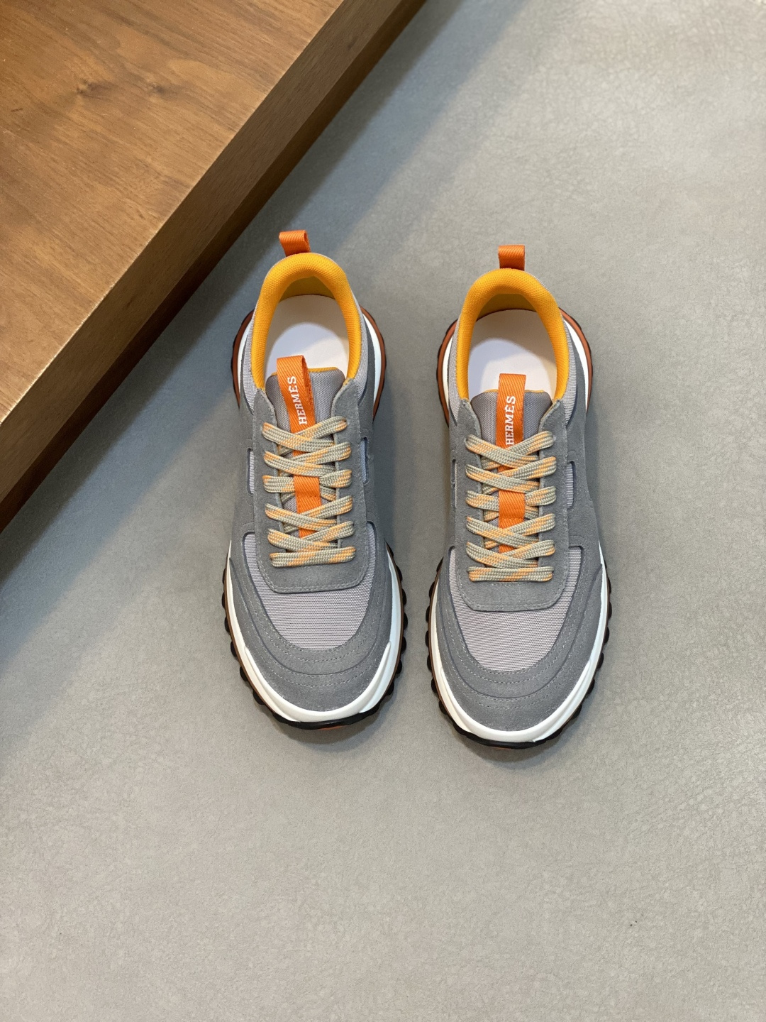 NO:532331,HERMES/HERMES Leader sneakers!  Multi-color spliced ​​high-tech twill, calfskin and suede goatskin sneakers. Light geometric soles for a stylish urban look. Product details White and orange rubber soles Black rubber soles, orange rubber inlay light natural leather inlay white rubber toe Beige lambskin insole and lining Cotton straps, rubber lettering Sole height: 4cm Size 39-40-41-42-43-44 (38.45 custom made), Hermes casual shoes, hermes, hermes, sneakers, cowhide, sheepskin, chamois leather19860909HERMES/爱马仕 Leader运动鞋！ 多色拼接高科技斜纹、小牛皮和麂皮山羊皮运动鞋.轻盈几何鞋底,打造时尚都市造型. 产品详情 白色和橙色橡胶鞋底 黑色橡胶鞋底,橙色橡胶嵌饰浅自然色皮革嵌饰白色橡胶鞋头 米色羊羔皮内底和内衬 棉质饰带,橡胶字样 鞋底高度:4cm 尺码39-40-41-42-43-44（38.45订做）,爱马仕 休闲鞋,hermes,hermes,sneakers,cowhide,sheepskin,chamois leather,Men's shoes