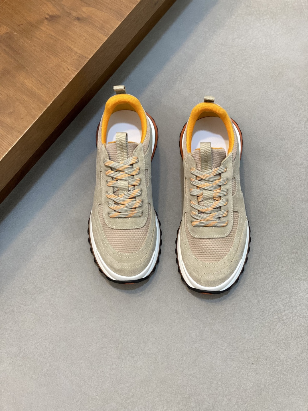 NO:553078,HERMES/Hermes Leader sneakers!  Sneakers in multi-coloured technical twill, calfskin and suede goatskin. Lightweight geometric sole for a stylish urban look. Product details White and orange rubber sole Black rubber sole with orange rubber inlay Light natural leather inlay White rubber toe cap Beige lambskin insole and lining Cotton strap, rubber lettering Sole height: 4cm  Size 39-40-41-42-43-44 (customized at 38.45), Hermes casual shoes, hermes, hermes, sneakers, cowhide, sheepskin, chamois leather19860909HERMES/爱马仕 Leader运动鞋！ 多色拼接高科技斜纹、小牛皮和麂皮山羊皮运动鞋.轻盈几何鞋底,打造时尚都市造型. 产品详情 白色和橙色橡胶鞋底 黑色橡胶鞋底,橙色橡胶嵌饰浅自然色皮革嵌饰白色橡胶鞋头 米色羊羔皮内底和内衬 棉质饰带,橡胶字样 鞋底高度:4cm 尺码39-40-41-42-43-44（38.45订做）,爱马仕 休闲鞋,hermes,hermes,sneakers,cowhide,sheepskin,chamois leather,Men's shoes