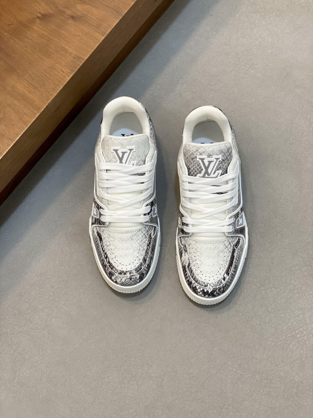 NO:541518,LV TRAINER python pattern sneakers are shipped by men. LV Vuitton World official website premiere, made of gorgeous snake-skin pattern spliced ​​smooth cowhide leather, showing the creative inspiration drawn by men's art director Virgil Abloh from retro basketball shoes. The handwritten Louis Vuitton logo embossed with finishing touch upper, made of python leather spliced ​​smooth calf leather, with handwritten Louis Vuitton logo and Vuitton logo on the side, the tongue is decorated with LV letters, the back is decorated with #54 logo, and the classic rubber outsole is decorated with Monogram flowers. The comfort of the donkey's shoes is needless to say, which highlights the masculinity!  Complete packages!  Size 39-40-41-42-43-44 Standard leather shoe size (38/45/46 can be customized but does not support return and exchange), Louis Vuitton, louis vuitton, louis vuitton, louis vuitton, louis vuitton, louis vuitton, sneakers, cowhide, snakeskin19860909LV TRAINER蟒蛇纹运动鞋男款出货 LV威登世界官网抢先版,取材华美蛇皮纹拼接光滑牛皮革,展现男装艺术总监 Virgil Abloh 从复古篮球鞋中汲取的创意灵感.手写体路易威登标识压纹点睛鞋面的繁复结构,采用蟒蛇皮纹路皮革拼接光滑小牛皮革制造,侧面饰有手写体路易威登标识和 Vuitton 标识,鞋舌饰有 LV 字母,后部饰有#54 标识,经典橡胶外底饰有 Monogram 花卉,驴家的鞋子舒适度是不必多说,非常凸显男性气质！ 全套包装配齐 ！ 码数39-40-41-42-43-44 标准皮鞋码（38/45/46可定做不支持退换）,路易威登,louis vuitton,louis vuitton,louis vuitton,louis vuitton,sneakers,cowhide,snakeskin,Men's shoes