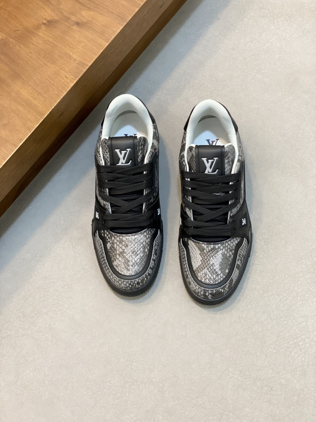 NO:532349,LV TRAINER python pattern sneakers are shipped by men. LV Vuitton World official website premiere, made of gorgeous snake-skin pattern spliced ​​smooth cowhide leather, showing the creative inspiration drawn by men's art director Virgil Abloh from retro basketball shoes. The handwritten Louis Vuitton logo embossed with finishing touch upper, made of python leather spliced ​​smooth calf leather, with handwritten Louis Vuitton logo and Vuitton logo on the side, the tongue is decorated with LV letters, the back is decorated with #54 logo, and the classic rubber outsole is decorated with Monogram flowers. The comfort of the donkey's shoes is needless to say, which highlights the masculinity!  Complete packages!  Size 39-40-41-42-43-44 Standard leather shoe size (38/45/46 can be customized but does not support return and exchange), Louis Vuitton, louis vuitton, louis vuitton, louis vuitton, louis vuitton, louis vuitton, sneakers, cowhide, snakeskin19860909LV TRAINER蟒蛇纹运动鞋男款出货 LV威登世界官网抢先版,取材华美蛇皮纹拼接光滑牛皮革,展现男装艺术总监 Virgil Abloh 从复古篮球鞋中汲取的创意灵感.手写体路易威登标识压纹点睛鞋面的繁复结构,采用蟒蛇皮纹路皮革拼接光滑小牛皮革制造,侧面饰有手写体路易威登标识和 Vuitton 标识,鞋舌饰有 LV 字母,后部饰有#54 标识,经典橡胶外底饰有 Monogram 花卉,驴家的鞋子舒适度是不必多说,非常凸显男性气质！ 全套包装配齐 ！ 码数39-40-41-42-43-44 标准皮鞋码（38/45/46可定做不支持退换）,路易威登,louis vuitton,louis vuitton,louis vuitton,louis vuitton,sneakers,cowhide,snakeskin,Men's shoes