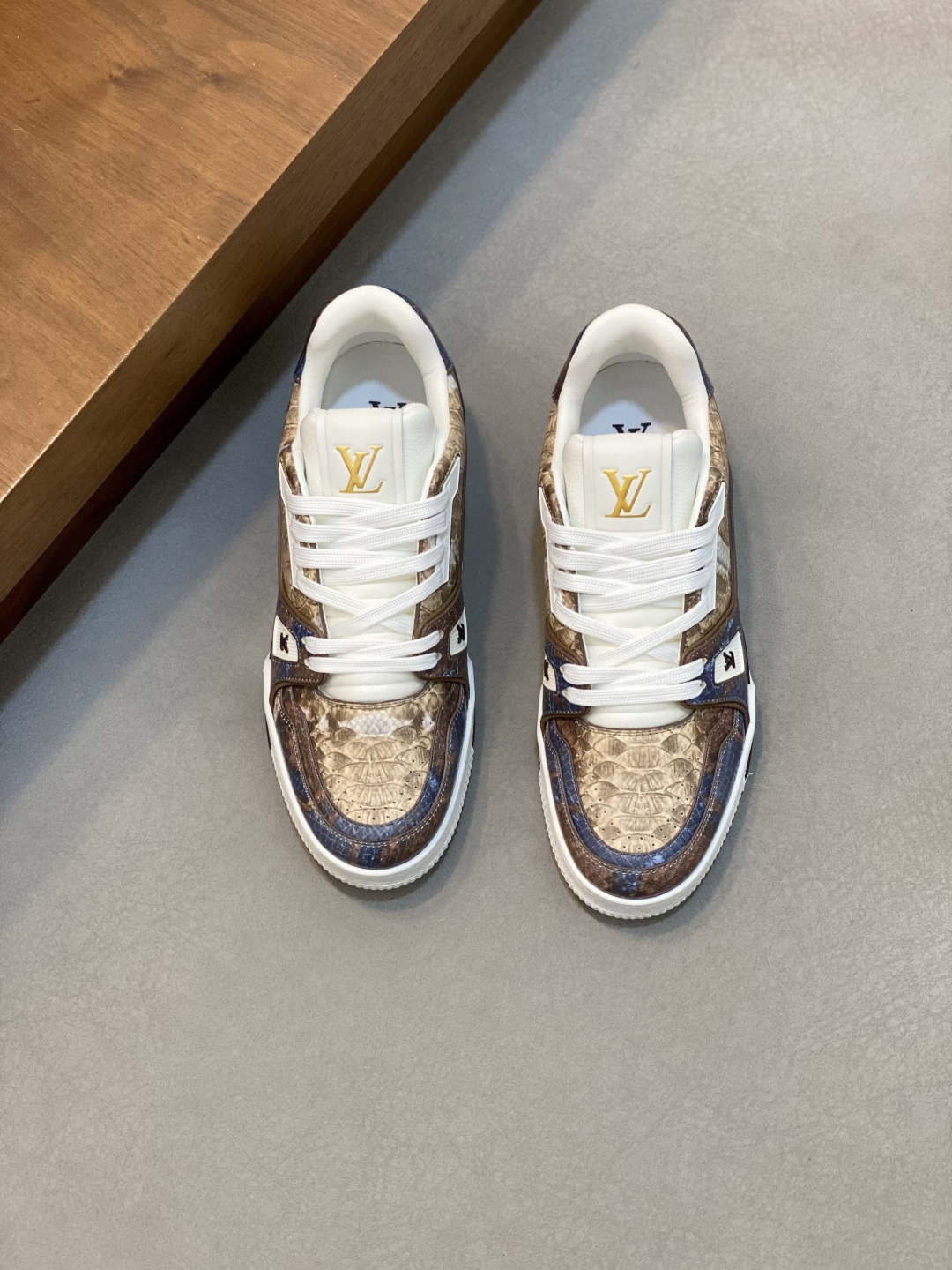 NO:532354,LV TRAINER python pattern sneakers are shipped by men. LV Vader World official website premiere version, with gorgeous python pattern splicing, creative inspiration drawn from retro basketball shoes, continuing the classic style, and integrating colorful natural patterns to create this sneaker. The side is decorated with Vuitton logo, LV letters are decorated with the tongue and heel, and a classic rubber outsole is decorated with Monogram flowers. The comfort of the donkey's shoes is not to be said, and it highlights the masculinity!  Complete packages!  Size 39-40-41-42-43-44 Standard leather shoe size (38/45/46 can be customized but does not support return and exchange, Louis Vuitton, louis vuitton, louis vuitton, louis vuitton, louis vuitton, louis vuitton, louis vuitton, sneakers19860909LV TRAINER蟒蛇纹运动鞋男款出货 LV威登世界官网抢先版,取材华美蟒蛇纹不同部位拼接,从复古篮球鞋中汲取的创意灵感,延续经典款式,融入色彩斑斓的自然纹路,全新创造出这款运动鞋.侧面饰有Vuitton 标识,鞋舌及后跟饰有 LV 字母,搭配经典橡胶外底饰有 Monogram 花卉,驴家的鞋子舒适度是不必多说,非常凸显男性气质！ 全套包装配齐 ！ 码数39-40-41-42-43-44 标准皮鞋码（38/45/46可定做不支持退换,路易威登,louis vuitton,louis vuitton,louis vuitton,louis vuitton,sneakers,Men's shoes