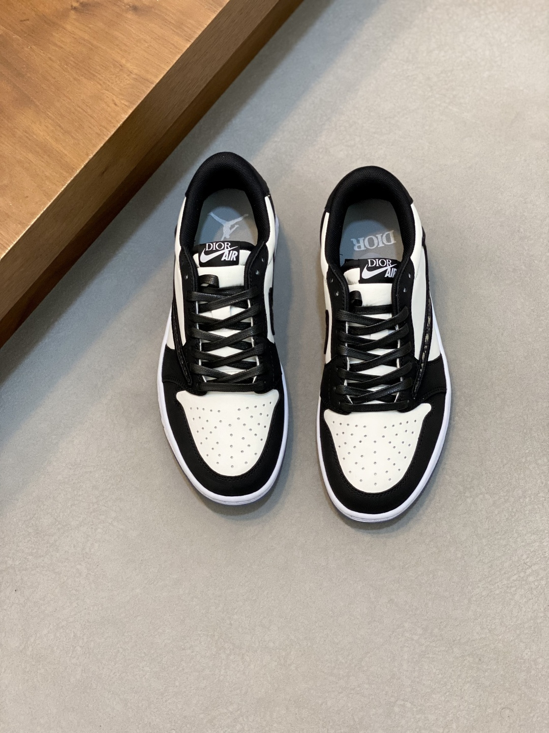 NO:541590,[Dior-AIR] Dior joint model - high-end quality original single casual sports shoes - upper silk calfskin, toe punching craftsmanship, tongue. Brand cloth, heel. Embroidery brand logo - inner lining brand canvas - outsole original TPR·rubber·dual color molding outsole - ultra-high quality control, fine workmanship and highlight (high-end, noble, grade) -Size39-44 (38, 45, 46, custom made), Dior casual shoes, dior, dior, cowhide19860909【Dior-AIR】迪奥 联名款 -高端品质 原单·休闲运动板鞋 -鞋面丝绸小牛皮、鞋头打孔工艺、鞋舌.品牌布标、后跟.刺绣品牌logo -内里品牌帆布 -大底原版TPR·橡胶·双色成型大底 -超高品控·做工精细·凸显(高端·贵气·档次) -Size39-44（38,45,46,可订做),Dior休闲鞋,dior,dior,cowhide,Men's shoes