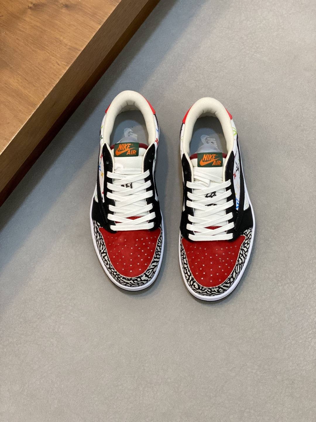 NO:556296,[Louis Vuitton-AIR] Louis Vuitton co-branded model - high-end quality original casual sports sneakers - upper pebbled calfskin, brand totem cloth. Toe punching process, tongue. Brand cloth label, heel. embroidered brand logo - lining brand canvas - outsole original TPR·rubber·two-color molded outsole -super high quality control·fine workmanship·highlighted (high-end·luxury·grade)  -Size39-44 (38,45,46, can be customized),,louis vuitton,louis vuitton,cowhide19860909【Louis Vuitton-AIR】路易威登 联名款 -高端品质 原单·休闲运动板鞋 -鞋面荔纹小牛皮、品牌图腾布匹.鞋头打孔工艺、鞋舌.品牌布标、后跟.刺绣品牌logo -内里品牌帆布 -大底原版TPR·橡胶·双色成型大底 -超高品控·做工精细·凸显(高端·贵气·档次) -Size39-44（38,45,46,可订做),,louis vuitton,louis vuitton,cowhide,Men's shoes