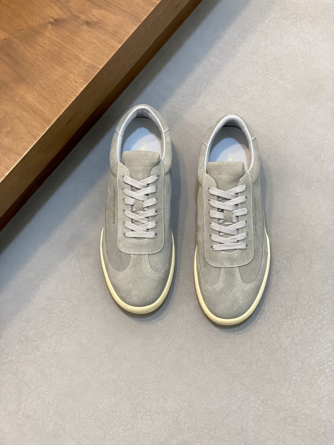 NO:541578,GIORGIO ARMANI Men's Sports and Leisure Shoes This sports and Leisure Shoes are made of calfskin upper, with smooth calfskin wrapped in the heel. The leather is soft and delicate, comfortable and breathable. The tongue is decorated with brand logo embossed letters, the heel is decorated with brand logo, and the breathable net!  Foamed large sole, anti-slip and wear-resistant, comfortable and fashionable on the feet, equipped with full original packaging!  Size39-44 (38 45 customized), Armani casual shoes, armani, armani, cowhide19860909GIORGIO ARMANI/乔治阿玛尼 男士运动休闲鞋这款运动休闲鞋采用小牛皮鞋面,后跟光滑小牛皮包裹,皮质柔软细腻,舒适透气,鞋舌饰有品牌logo压纹字母,后跟饰有品牌徽标,透气网里！发泡大底,防滑耐磨,上脚舒适洋气,配全原包装！ Size39-44（38 45定做）,阿玛尼 休闲鞋,armani,armani,cowhide,Men's shoes