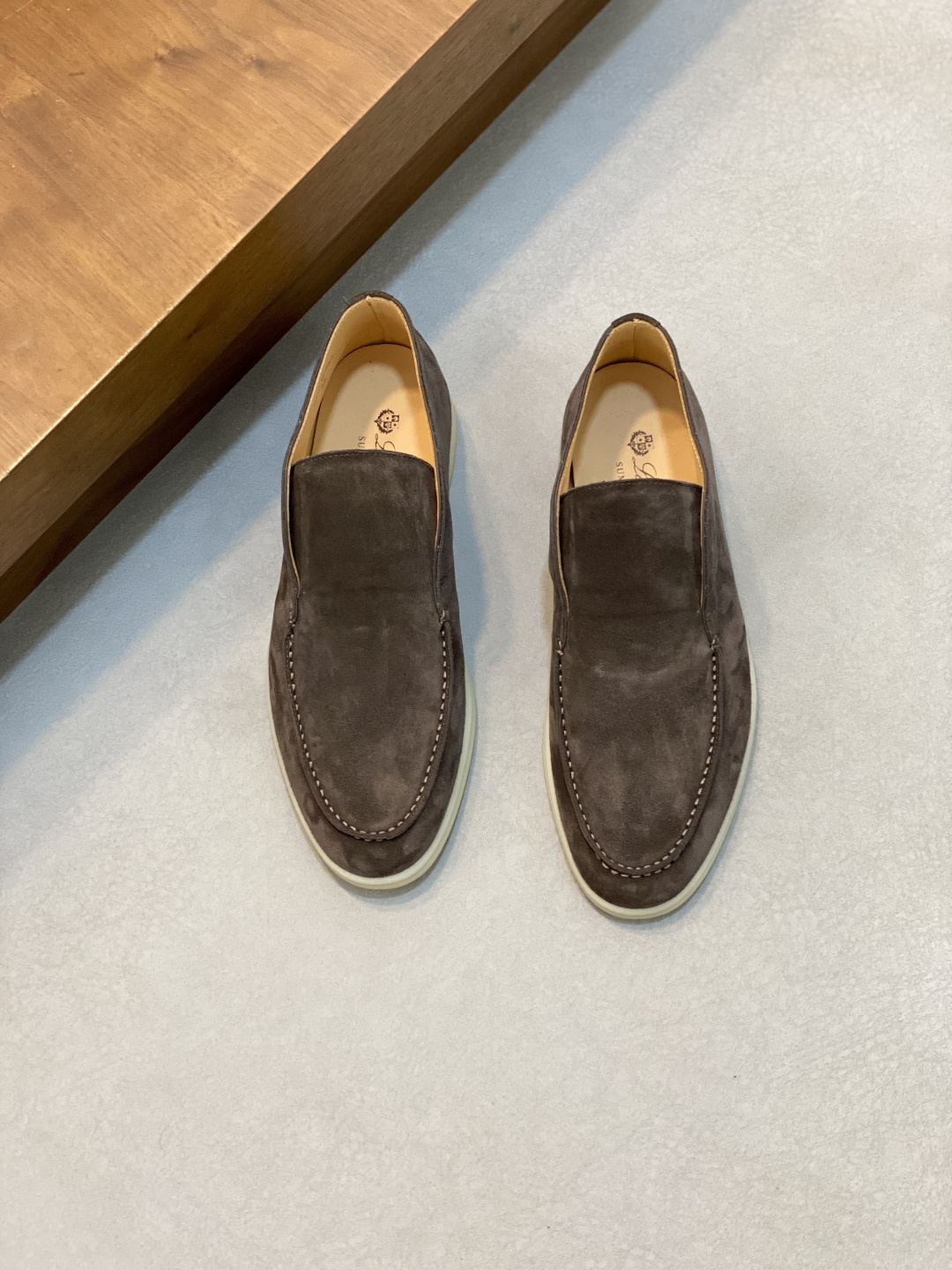 NO:541543,LoroPiana/Nuoyoupiana couple's suede leather casual men's shoes Loafers This footwear is made of suede cowhide leather fabric, water-resistant and stain-resistant, and is paired with an ultra-light soft rubber outsole, which is ideal for daily casual dressing in summer. The high-quality metal-free tanning and rolling process highlights the natural texture of the leather and the double-layer sole effect, making it also a daily shoe to create a casual style!  With original box packaging shoe storage bag!  Men's size 39-40-41-42-43-44 (45/46 can be customized but does not support return and exchange) Standard leather shoe size, LP casual shoes, loro piana, loro piana, loafers, cowhide19860909LoroPiana/诺悠翩雅 情侣款绒面皮革一脚蹬休闲男鞋乐福鞋 这款套脚鞋采用绒面牛皮革面料,经防泼水防污处理,搭配超轻柔软橡胶大底,夏季日常休闲装扮的理想之选.高质量的无金属鞣制和翻滚工艺,凸显了皮革的天然纹理,双层鞋底效果,使其也可作为日常鞋履,打造休闲风格！配原盒包装鞋履收纳袋！ 男码39-40-41-42-43-44（45/46可定做但不支持退换） 标准皮鞋尺码,LP休闲鞋,loro piana,loro piana,loafers,cowhide,Men's shoes