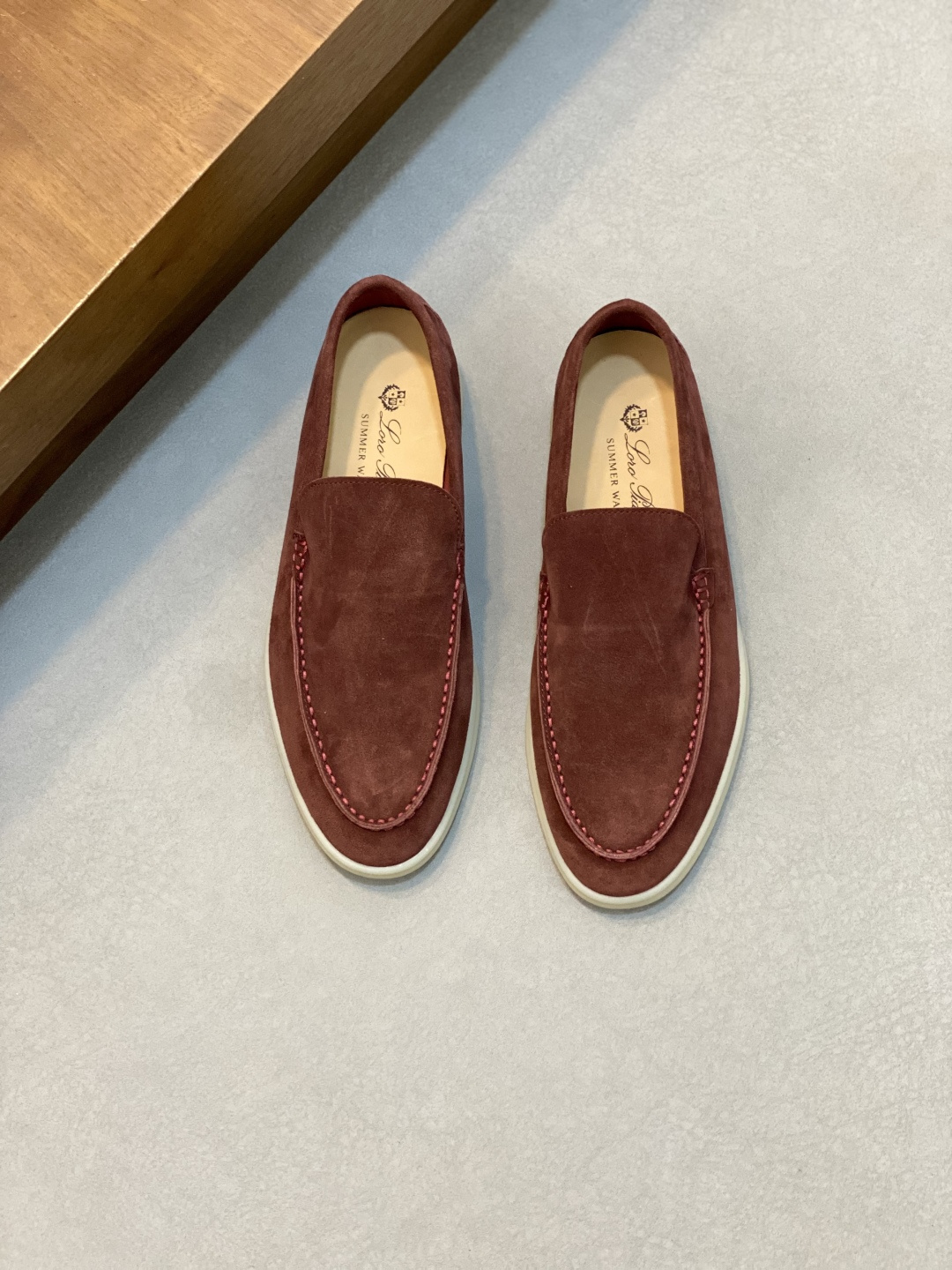NO:541533,LoroPiana Couple's suede leather slip-on casual men's loafers. These slip-on shoes are made of suede cow leather fabric, treated with water-repellent and stain-proof treatment, and equipped with an ultra-light soft rubber outsole. They are ideal for daily casual wear in summer. The high-quality metal-free tanning and tumbling process highlights the natural texture of the leather, and the double-layer sole effect makes it a daily shoe for a casual style!  Comes with shoe storage bag in original box!  Women's size 35-36-37-38-39-40 (41 can be customized but does not support returns) Men's size 39-40-41-42-43-44 (45/46 can be customized but does not support returns) Standard leather shoe sizes, LP casual shoes, loro piana, loro piana, loafers, cowhide19860909LoroPiana/诺悠翩雅 情侣款绒面皮革一脚蹬休闲男鞋乐福鞋 这款套脚鞋采用绒面牛皮革面料,经防泼水防污处理,搭配超轻柔软橡胶大底,夏季日常休闲装扮的理想之选.高质量的无金属鞣制和翻滚工艺,凸显了皮革的天然纹理,双层鞋底效果,使其也可作为日常鞋履,打造休闲风格！配原盒包装鞋履收纳袋！ 女码35-36-37-38-39-40（41可定做但不支持退换） 男码39-40-41-42-43-44（45/46可定做但不支持退换） 标准皮鞋尺码,LP休闲鞋,loro piana,loro piana,loafers,cowhide,Men's shoes