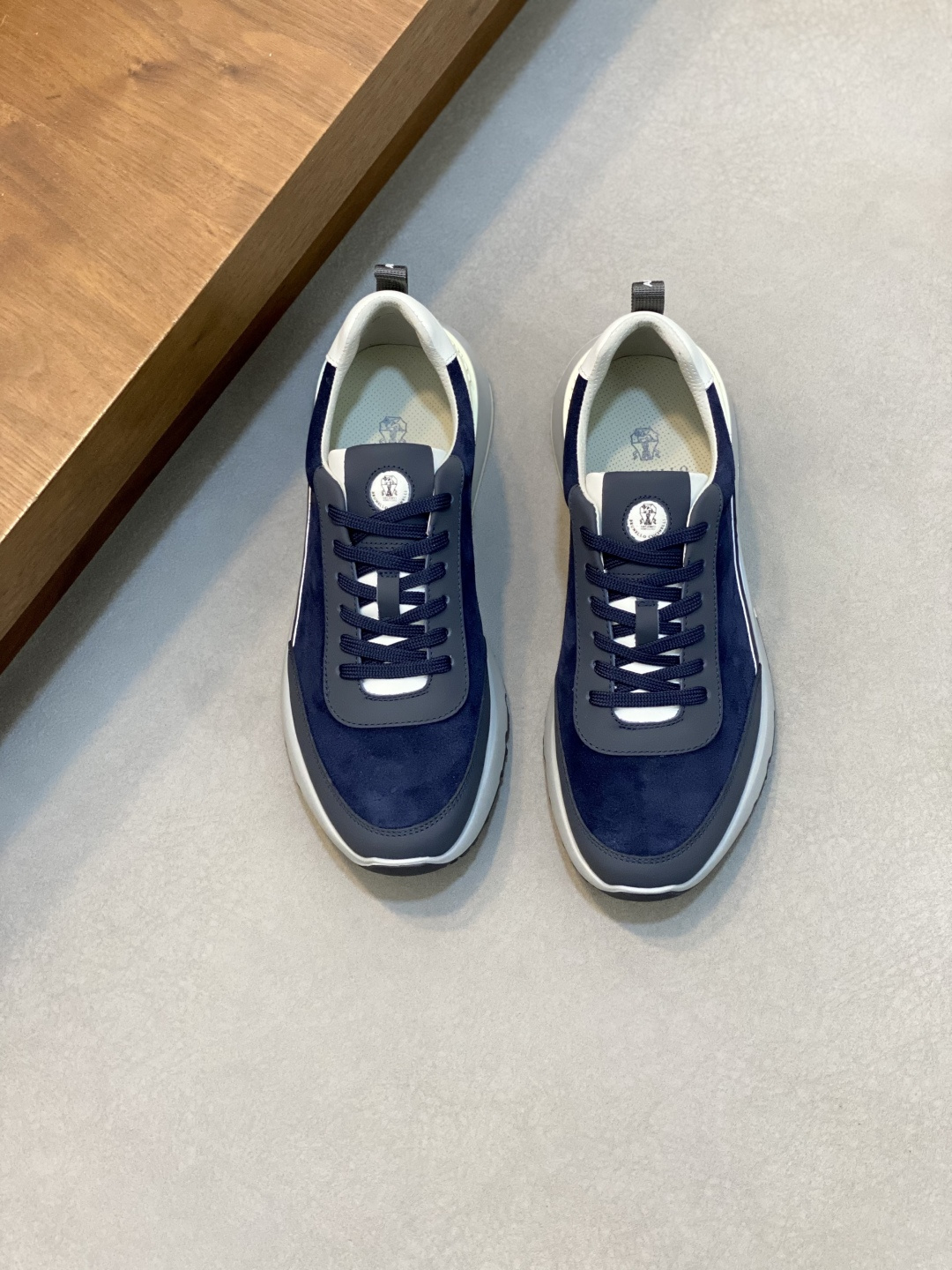 NO:552730,Brunello Cucinelli is the world's top luxury brand from Italy. It is known as the 'king of cashmere' and 'the real luxury goods in the clothing industry' for low-key luxury. Many people know that cashmere Cashmere is top-notch and expensive. It can't be taken off once worn, and it is easy to match with other clothes. No one knows how to design top-grade cashmere fabrics into a 'low-key luxury' style than Brunello Cucinelli.  This BC men's shoe is carefully designed, with impeccable material selection, color matching, and last structure. The upper is made of first-layer cowhide with high-satin suede, which is not easy to deform and pollute, and is paired with high-satin elk leather.   The inner lining is made of white benzene-dyed special calfskin + 0.5mm circular punching design. The foot pads are made of high-elastic foam and are aligned with the cowhide lining. They are comfortable, breathable and non-stuffy, and do not fade or slip. The environmentally friendly and harmless TPU+PU outsole is formed in one piece. It is clean and does not need to be opened. The texture is overwhelming and you can see the luxury. Leather shoe size: 39/40/41/42/43/43/45/46 The shoe box adopts the original drawer type  Comes with shoe storage bag + tag to distinguish market currency. Welcome to order, BC casual shoes, brunello cucinelli, cowhide19860909Brunello Cucinelli来自意大利的世界顶级奢侈品牌,被誉为低调奢华的 “山羊绒之王” 和 “服装界真正的奢侈品”.很多人都知道羊绒Cashmere顶级、昂贵,一穿就脱不下来,还很容易和其他衣服相互搭配,没有比Brunello Cucinelli 这个品牌更懂得把顶级的羊绒面料设计出一种 “低调的奢华” 的风格. 此款BC男鞋更是精心设计,从材料选用,颜色搭配,楦型结构都无可挑剔.鞋面精选头层牛皮搭配高丝光反毛皮,不易变形污染 搭配高丝光麋皮 内里是本白色苯染专用小牛皮+0.5mm圆形冲孔设计,脚垫高弹发泡与牛里对贴,上脚舒服透气不闷脚,不掉色,不打滑,环保无害TPU+PU大底一体成型,干净不开胶.质感爆棚 看得见的奢华 皮鞋码数:39/40/41/42/43/43/45/46鞋盒采用原版抽屉式 配鞋履收纳袋+吊牌 区别市场通货 欢迎订购,BC休闲鞋,brunello cucinelli,cowhide,Men's shoes