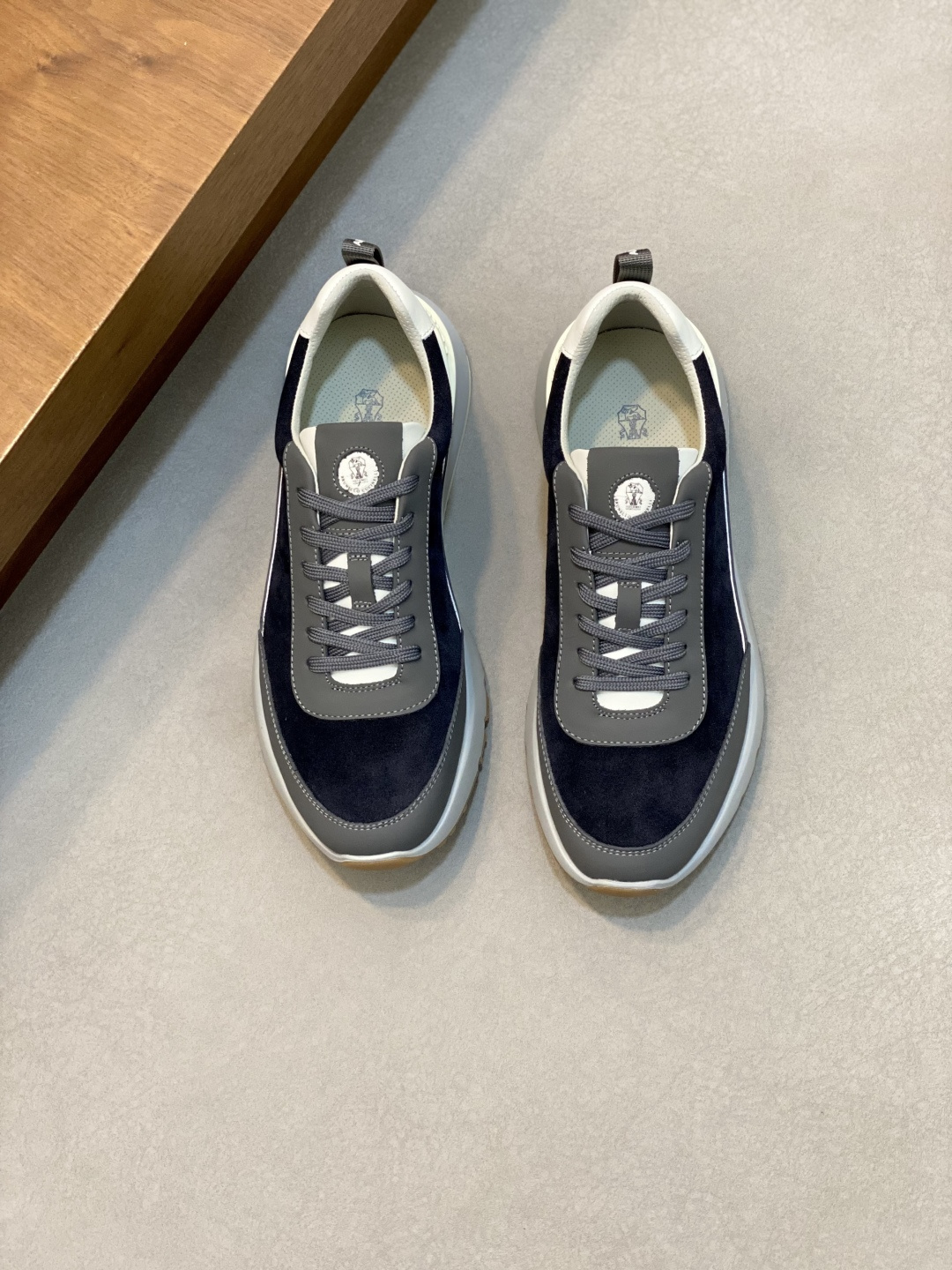 NO:555645,Brunello Cucinelli is the world's top luxury brand from Italy. It is known as the 'king of cashmere' and 'the real luxury goods in the clothing industry' for low-key luxury. Many people know that cashmere Cashmere is top-notch and expensive. It can't be taken off once worn, and it is easy to match with other clothes. No one knows how to design top-grade cashmere fabrics into a 'low-key luxury' style than Brunello Cucinelli.  This BC men's shoe is carefully designed, with impeccable material selection, color matching, and last structure. The upper is made of first-layer cowhide with high-satin suede, which is not easy to deform and pollute, and is paired with high-satin elk leather.   The inner lining is made of white benzene-dyed special calfskin + 0.5mm circular punching design. The foot pads are made of high-elastic foam and are aligned with the cowhide lining. They are comfortable, breathable and non-stuffy, and do not fade or slip. The environmentally friendly and harmless TPU+PU outsole is formed in one piece. It is clean and does not need to be opened. The texture is overwhelming and you can see the luxury. Leather shoe size: 39/40/41/42/43/43/45/46 The shoe box adopts the original drawer type  Comes with shoe storage bag + tag to distinguish market currency. Welcome to order, brunello cucinelli, cowhide19860909Brunello Cucinelli来自意大利的世界顶级奢侈品牌,被誉为低调奢华的 “山羊绒之王” 和 “服装界真正的奢侈品”.很多人都知道羊绒Cashmere顶级、昂贵,一穿就脱不下来,还很容易和其他衣服相互搭配,没有比Brunello Cucinelli 这个品牌更懂得把顶级的羊绒面料设计出一种 “低调的奢华” 的风格. 此款BC男鞋更是精心设计,从材料选用,颜色搭配,楦型结构都无可挑剔.鞋面精选头层牛皮搭配高丝光反毛皮,不易变形污染 搭配高丝光麋皮 内里是本白色苯染专用小牛皮+0.5mm圆形冲孔设计,脚垫高弹发泡与牛里对贴,上脚舒服透气不闷脚,不掉色,不打滑,环保无害TPU+PU大底一体成型,干净不开胶.质感爆棚 看得见的奢华 皮鞋码数:39/40/41/42/43/43/45/46鞋盒采用原版抽屉式 配鞋履收纳袋+吊牌 区别市场通货 欢迎订购,,brunello cucinelli,cowhide,Men's shoes