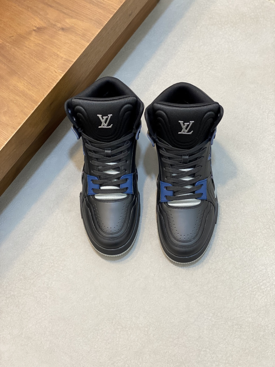 NO:555956,[Louis Vuitton] Louis Vuitton - High-end quality original men's model - Handmade calfskin upper, shoe body sewn with brand injection molding module - Original TPR rubber outsole; two-color molded outsole - Ultra-high quality control, fine workmanship highlighted (high-end, extravagance, grade) -Size 39-44 (38.45. Customized),, louis vuitton, louis vuitton, cowhide19860909［Louis Vuitton】路易威登 -高端品质 原单 男款 -鞋面小牛皮纯手工拼接工艺、鞋身车缝品牌注塑模块 -大底原版TPR橡胶；双色成型大底 -超高品控·做工精细凸显(高端·贵气·档次) -Size 39-44（38.45. 订做）,,louis vuitton,louis vuitton,cowhide,Men's shoes