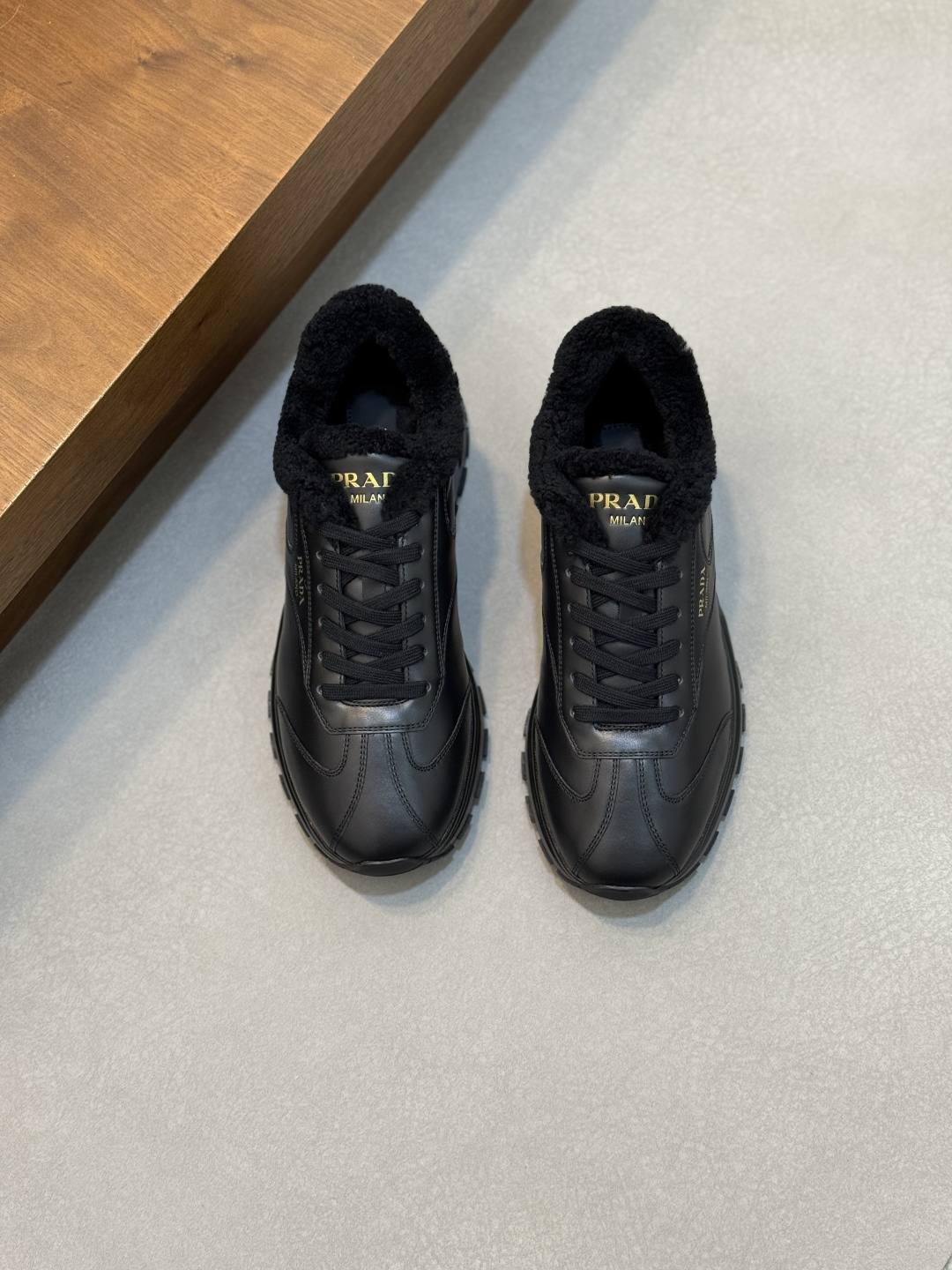 NO:575565,Prada/Prada Autumn and winter leather lace-up sneakers for men. Top-quality goods produced in Dongguan. Imported Nappa cowhide leather upper with raised layered design. Light and breathable, soft and comfortable. Genuine calfskin leather edging. Unique sports style. Genuine leather tongue with red rubber label badge with classic PRADA letters. Fully show the brand style. Transparent air-cushion midsole with lightweight tread rubber outsole. Lightweight and increased by about 4CM. The inner lining has excellent foot feel.  With original packaging 38-44 (45 customized) Size 39-40-41-42-43-44 Standard leather shoe size, Prada, prada, prada, sneakers, cowhide19860909Prada/普拉达 秋冬季皮里男士系带运动鞋 莞产顶级猛货 进口纳帕牛皮鞋面凸起层次设计感 轻盈透气 柔软舒适 小牛皮真皮包边装饰 颇具与众不同的运动风范 真皮鞋舌配经典PRADA字母红色胶标徽章 尽显品牌格调 透明气垫中底配轻质胎纹橡胶大底 轻盈且增高约4CM 内里毛里 脚感极佳 配原包装38-44（45订做） 尺码39-40-41-42-43-44 标准皮鞋尺码,普拉达,prada,prada,sneakers,cowhide,Men's shoes