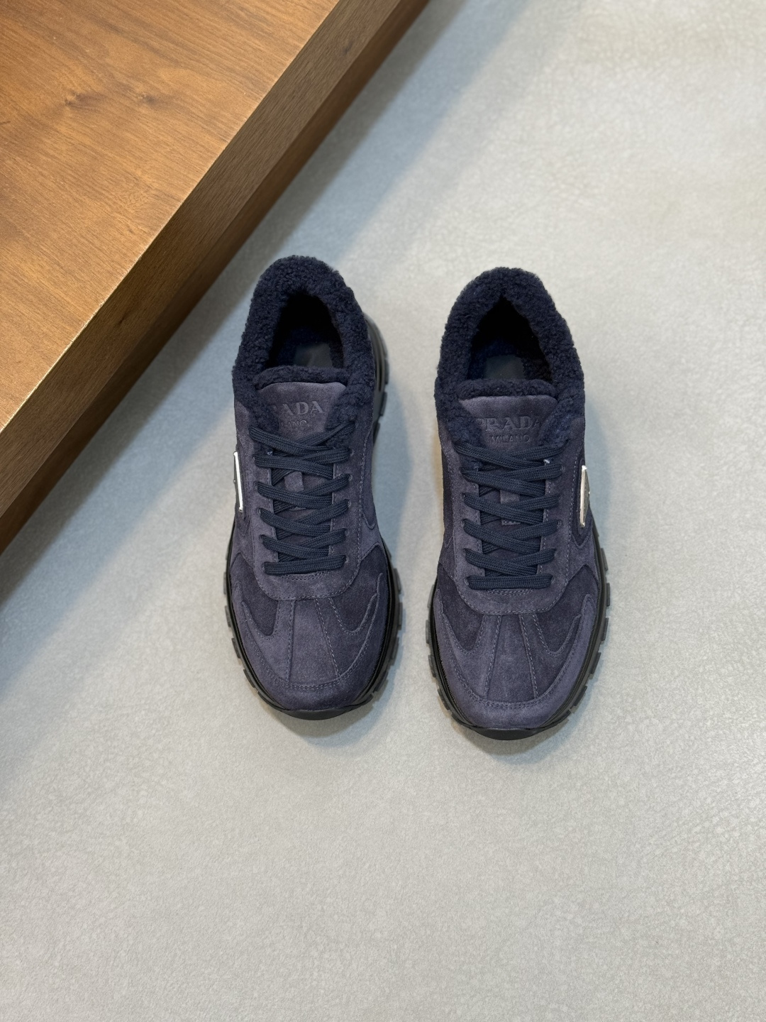 NO:552767,Prada/Prada Autumn and winter leather lace-up sneakers for men. Top-quality goods produced in Dongguan. Imported Nappa cowhide leather upper with raised layered design. Light and breathable, soft and comfortable. Genuine calfskin leather edging. Unique sports style. Genuine leather tongue with red rubber label badge with classic PRADA letters. Fully show the brand style. Transparent air-cushion midsole with lightweight tread rubber outsole. Lightweight and increased by about 4CM. The inner lining has excellent foot feel.  With original packaging 38-44 (45 customized) Size 39-40-41-42-43-44 Standard leather shoe size, Prada, prada, prada, sneakers, cowhide19860909Prada/普拉达 秋冬季皮里男士系带运动鞋 莞产顶级猛货 进口纳帕牛皮鞋面凸起层次设计感 轻盈透气 柔软舒适 小牛皮真皮包边装饰 颇具与众不同的运动风范 真皮鞋舌配经典PRADA字母红色胶标徽章 尽显品牌格调 透明气垫中底配轻质胎纹橡胶大底 轻盈且增高约4CM 内里毛里 脚感极佳 配原包装38-44（45订做） 尺码39-40-41-42-43-44 标准皮鞋尺码,普拉达,prada,prada,sneakers,cowhide,Men's shoes