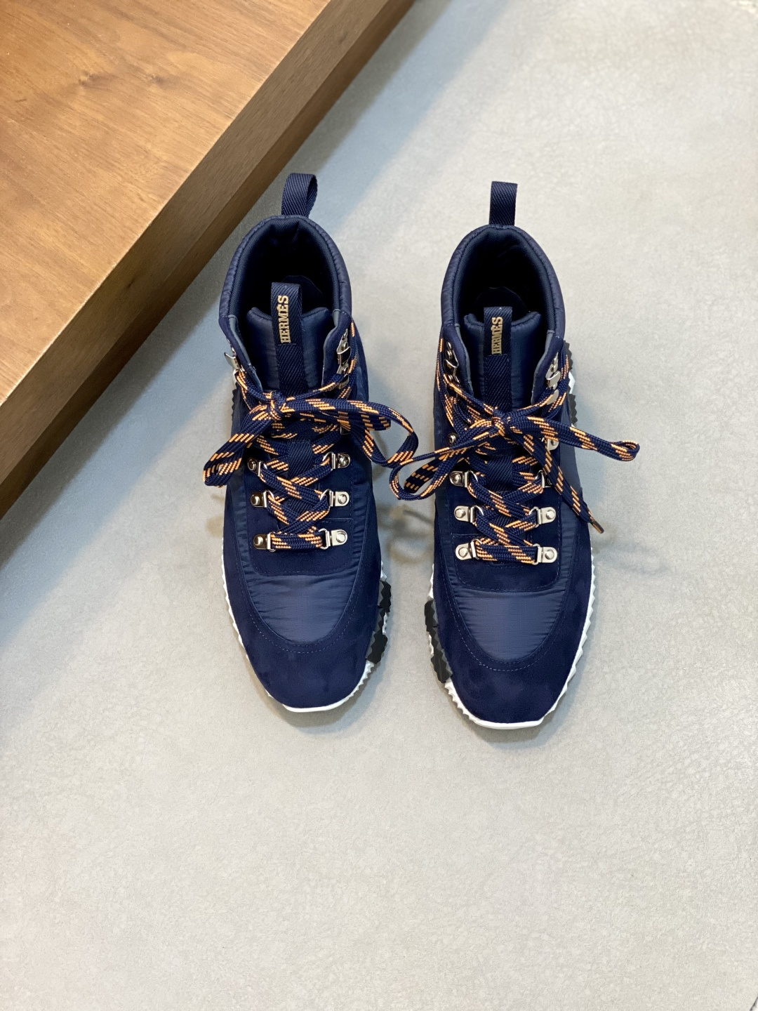 NO:552770,H Hermès high-end luxury products, men's high-top casual sports shoes, first-layer matte cowhide spliced ​​with waterproof cloth, boutique level, creating a modern urban style!  Imported calfskin lining, soft and comfortable, TPU outsole, light and comfortable, quality level!  Size38-44 (45 customized), Hermes casual shoes, hermes, sneakers, cowhide19860909H 爱马仕高端奢品,男士高帮休闲运动鞋,头层磨砂牛皮拼接防水布,精品级别,打造现代都会风格！进口小牛皮内里,柔软舒适 ,TPU大底 轻便舒适,精品级别！ Size38-44（45定做）,爱马仕 休闲鞋,hermes,sneakers,cowhide,Men's shoes