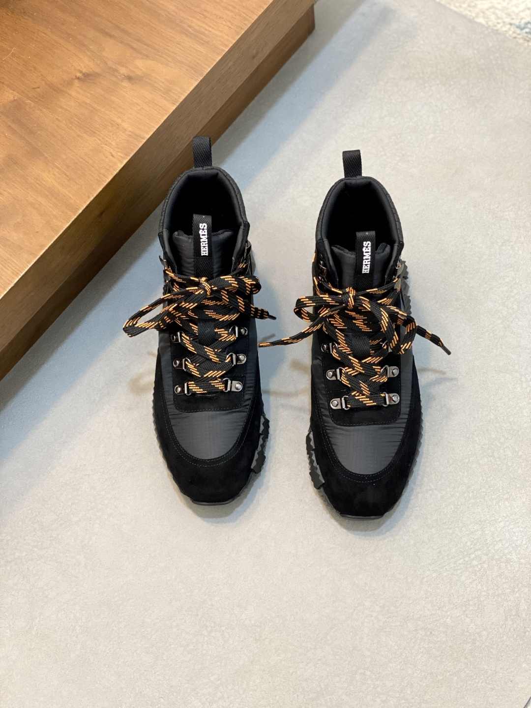 NO:555878,H Hermès high-end luxury products, men's high-top casual sports shoes, first-layer matte cowhide spliced ​​with waterproof cloth, boutique level, creating a modern urban style!  Imported calfskin lining, soft and comfortable, TPU outsole, light and comfortable, quality level!  Size38-44 (45 customized),,hermes,sneakers,cowhide19860909H 爱马仕高端奢品,男士高帮休闲运动鞋,头层磨砂牛皮拼接防水布,精品级别,打造现代都会风格！进口小牛皮内里,柔软舒适 ,TPU大底 轻便舒适,精品级别！ Size38-44（45定做）,,hermes,sneakers,cowhide,Men's shoes