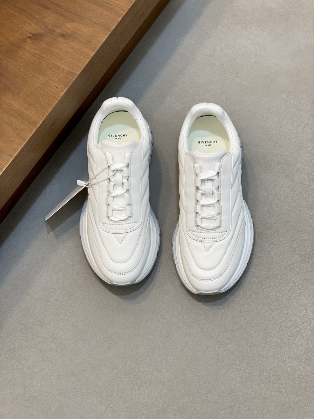 NO:552870,G iv～y Specter low-top jogging sneakers, made of top-layer cowhide stitching, technical shoelaces, 4G LOGO drawstring, GIVENCHY LOGO printing on the side, lightweight technical air-cushion soles, very comfortable on the feet!  Size39-44 (38 45 fixed), Givenchy casual shoes, givenchy, givenchy, sneakers, cowhide19860909G iv～y Spectre低帮慢跑运动鞋,面料头层牛皮车线拼接而成,科技鞋带,搭配4G LOGO抽绳,侧面饰以GIVENCHY LOGO印花 ,轻盈科技气垫鞋底,脚感非常舒适！ Size39-44（38 45定）,纪梵希休闲鞋,givenchy,givenchy,sneakers,cowhide,Men's shoes