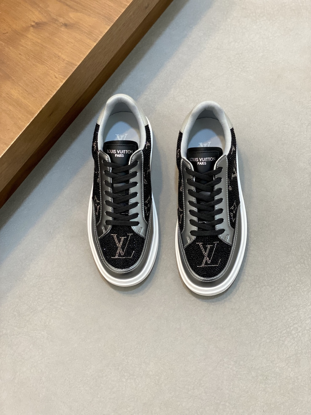 NO:552827,New product 2025FWLV TRAINER hot diamond starry retro sneakers!  Lou* V~original and genuine goods made in Wanguan!  Original imported top-quality anti-velvet cowhide with hot stamping and imported Czech diamond fabric mesh lining for the feet. Original TPU combination sole ~ Lasting technology is comfortable and durable!  Size38-44 (Male 45 46 customized),Louis Vuitton,louis vuitton,louis vuitton,sneakers,cowhide19860909新品 2025FWLV TRAINER 烫钻满天星复古运动鞋！Lou* V～莞产原单正品货！原版进口顶级反绒牛皮烫印进口捷克钻织物网眼内里垫脚原版TPU组合鞋底～套楦工艺舒适耐穿！ Size38-44（男45 46定制）,路易威登,louis vuitton,louis vuitton,sneakers,cowhide,Men's shoes