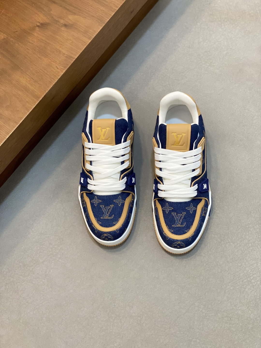 NO:552832,LV TRAINER's new men's sneakers are on sale. This LV Trainer sneaker combines fabric mesh fabric and velvet grained cow leather upper, using clashing colors and material contrasts to cleverly show the inspiration of retro basketball shoes. The rubber LV letters and Vuitton logo on the side of the shoe complete the whole, the complex upper continues the traditional structure, the tongue and heel are decorated with LV letter logo, and the Monogram floral rubber outsole continues the comfortable experience. Comes with full original box packaging!  Size 39-40-41-42-43-44 Standard leather shoe size (38/45/46 can be customized and does not support returns or exchanges), Louis Vuitton, louis vuitton, louis vuitton, sneakers, cowhide19860909LV TRAINER 新款男士运动鞋出货 本款 LV Trainer 运动鞋糅合织物网格面料和丝绒粒面牛皮革鞋面,采用碰撞色彩与材质反差,巧妙展现复古篮球鞋的灵感启发.鞋侧橡胶 LV 字母与 Vuitton 标识完善整体,繁复鞋面延续传统结构,鞋舌及后跟饰有 LV 字母标识,Monogram 花卉橡胶外底延续舒适体验.配原盒全套包装！ 码数39-40-41-42-43-44 标准皮鞋码（38/45/46可定做不支持退换货）,路易威登,louis vuitton,louis vuitton,sneakers,cowhide,Men's shoes