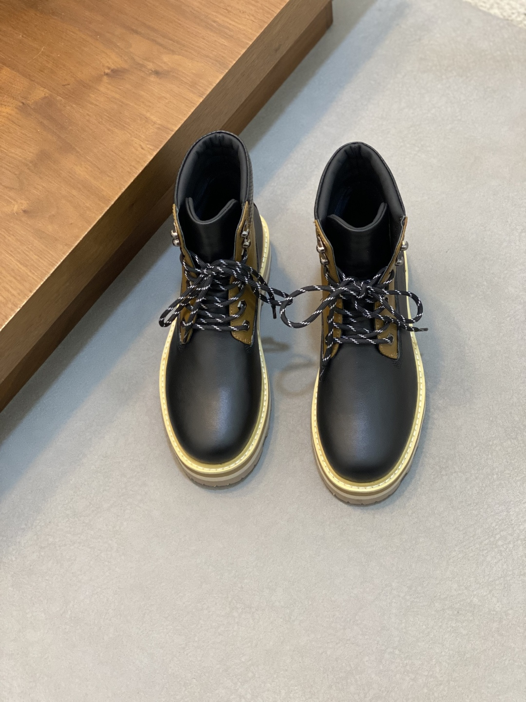 NO:552812,monc - Mengkou, the top high-end brand of original men's shoes, new models on the market, top luxury brands, the latest fashion casual high and low tops, trendy and versatile style, relaxed sports style, the upper is made of original cowhide. The original cowhide lining [custom-made fur lining] plus ultra-fine workmanship. Original private model, personalized fashionable rubber wear-resistant outsole, light and comfortable on the foot. Size 39-44. (38, 45 can be customized), moncler men's boots, Moncler, boots, cowhide19860909monc—蒙口 顶级原版男鞋高端品牌,新款上市,顶级奢侈品牌,最新時尚休闲高低帮,潮流百搭之款,轻松运动风,鞋面采用原版牛皮.原版牛皮内里【毛里订做】 加超精细做工.原版私模、个性时尚橡膠耐磨大底,上脚轻巧舒适.码数39-44 .（38、45可定做）,蒙口 男靴,Moncler,boots,cowhide,Men's shoes