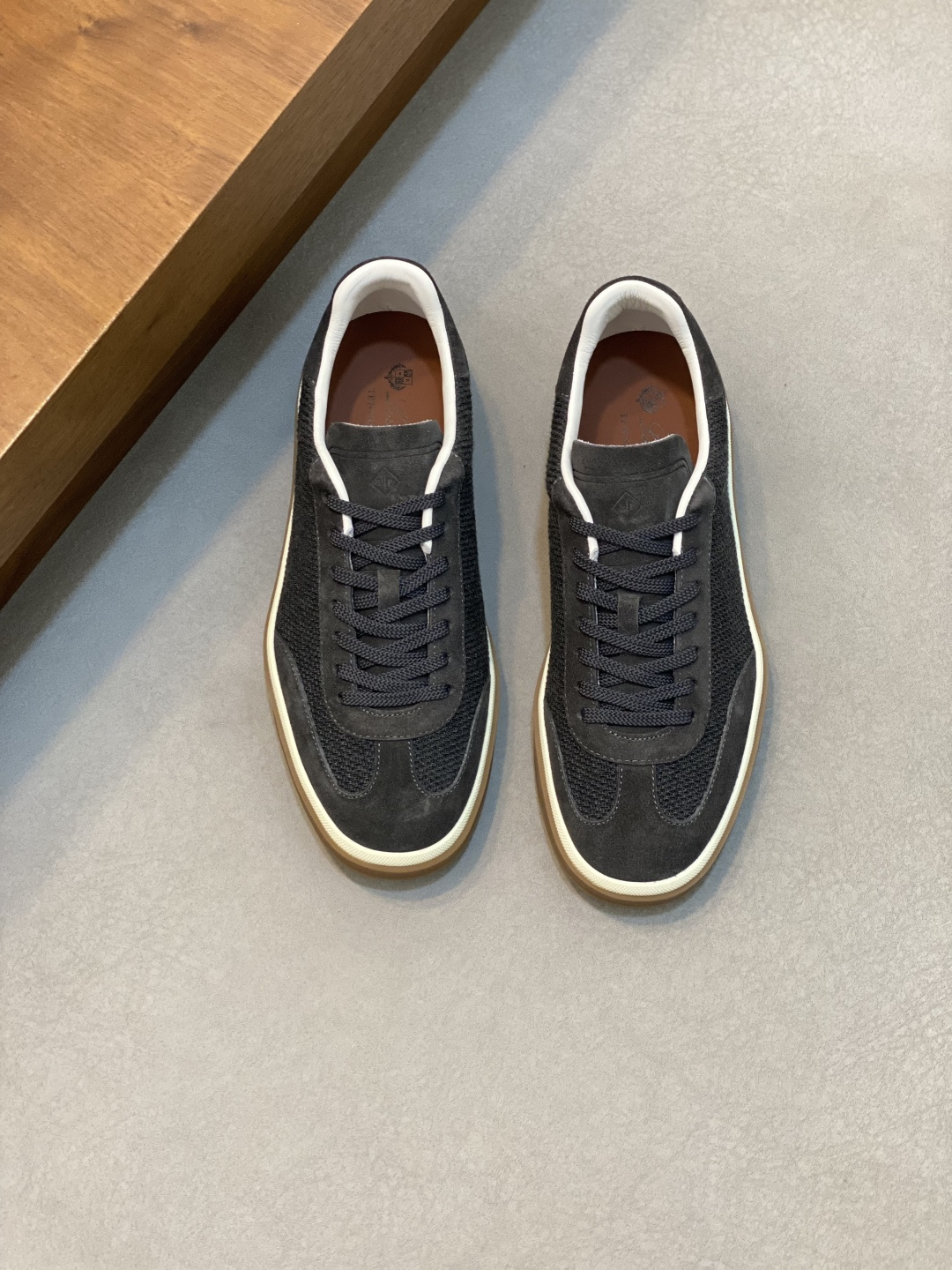 NO:552798,Loro Piana—Classic casual shoes, men's lace-up casual shoes and sneakers, high-quality lightweight and comfortable fabrics, suitable for outdoor leisure, the color is young and energetic, and it looks great with sportswear or casual suits!  Size 39-44 (38, 45, 46, can be customized, LP casual shoes, loro piana, loro piana, sneakers, business suit19860909Loro Piana —诺优翩雅 经典款休闲鞋,男士系带休闲鞋运动鞋,高品质轻便舒适面料,户外休闲均可,配色年轻又有活力,搭配运动装或休闲西装都超赞！ 码数39-44（38、45、46、可订做,LP休闲鞋,loro piana,loro piana,sneakers,business suit,Men's shoes