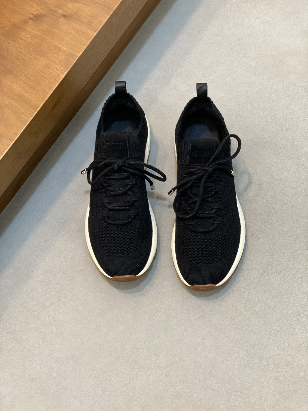 NO:552805,Dior Dior's latest men's fashion sneakers. This item draws inspiration from retro jogging shoes. It adopts a thick low-top design, a selected mesh fabric upper, and an ultra-light rubber foam sole. It has an embossed 'Di～r' logo decoration on the side. Size 39-44 (order 38, 45, 46), Dior casual shoes, dior, dior, sneakers19860909Dior迪奥最新男士时尚运动鞋 这款单品从复古慢跑鞋汲取灵感.采用厚实的低帮设计,精选网眼织物拼接鞋面,搭配超轻橡胶发泡鞋底.侧面带有浮雕“Di～r”标志装饰. 码数39-44（38、45、46订）,Dior休闲鞋,dior,dior,sneakers,Men's shoes