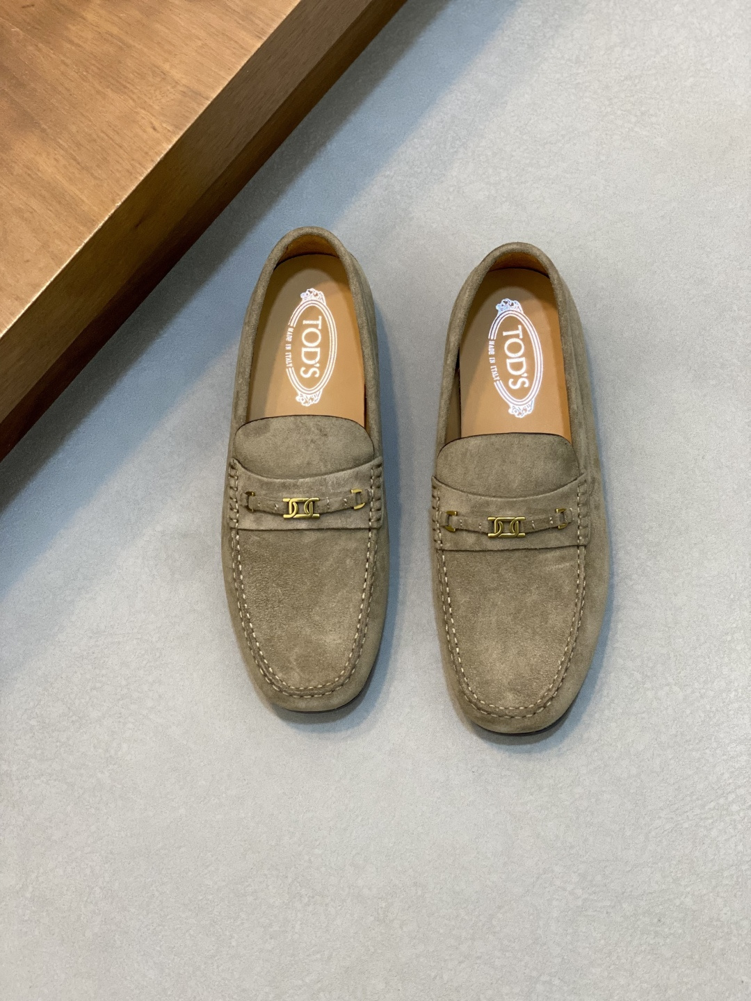 NO:552886,【T O D*】Men's fashionable classic loafers, Tods fashionable loafers!  Lightweight, comfortable and soft!  Original item!  Top craftsmanship [strong] Exclusive and representative twist letter logo design, simple and elegant brand image!  The upper is made of fully imported grained calfskin from Italy (super strong texture and feel), and the lining is made of imported calfskin!  Movable shaped latex rebound pad, super resilient texture!  Exclusive raw rubber anti-slip outsole!  !  Super comfortable!  Size 39-44 (38, 45, 46 customized), TOD'S slip-on shoes, Tod's, loafers, cowhide19860909【T O D*】男士时尚经典乐福鞋 托德斯时尚乐福鞋！轻便舒适柔软！原单货！顶级手工艺[强]专属代表性的麻花字母徽标设计,简约大气品牌形象！鞋面意大利全面进口粒面小牛皮(超强质感、手感),内里进口小牛皮！活动成形乳胶回力垫,回弹质感超强！独家原材质生胶防滑大底！！超强舒适感！码数39-44（38,45,46定做）,TOD'S套脚鞋,Tod's,loafers,cowhide,Men's shoes