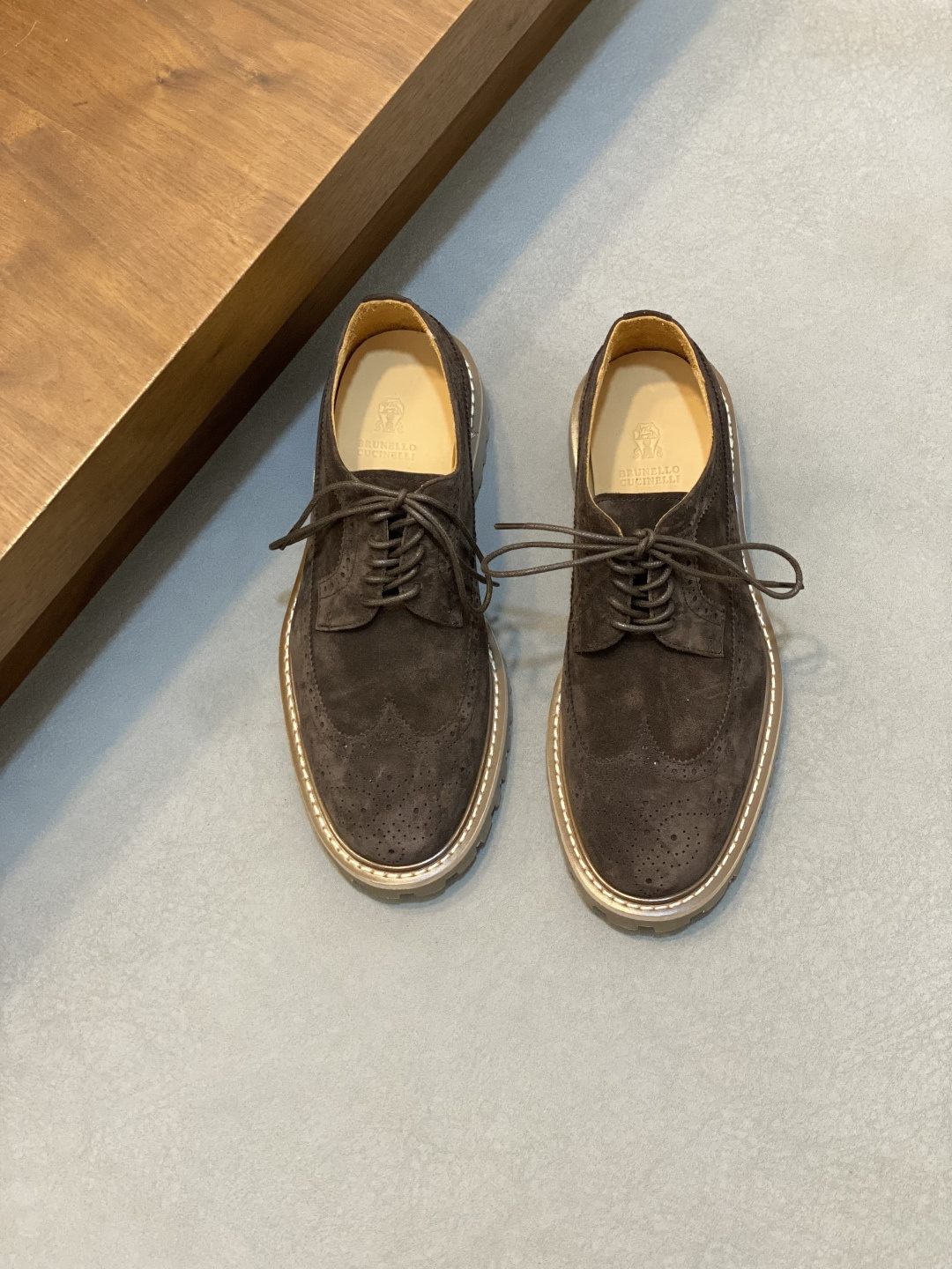 NO:552878,BC's new products are on the shelves Brunello Cucinell* Loafers Made of imported cow suede leather Hand-stitched uppers Decorated with leather strap details Full cowhide lining Insole decorated with brand logo Original molded rubber outsole Super grippy low heel with rubber sole Slip-on wear Fashionable and comfortable Standard leather shoe sizes 39 to 44# (customized at 38.45.#), BC leather shoes, brunello  cucinelli,chanel,loafers,cowhide19860909BC家新品上架 Brunello Cucinell* 乐福鞋皮鞋 进口牛反绒牛皮打造 手工缝制鞋面 鞋面饰同皮质袢带细节 全牛皮内里 鞋垫饰品牌logo标识 原版开模橡胶大底 橡胶底的超强抓地性能低跟 一脚蹬穿着 时尚舒适 标准皮鞋码数39～44#（38.45.#定做）,BC皮鞋,brunello cucinelli,chanel,loafers,cowhide,Men's shoes