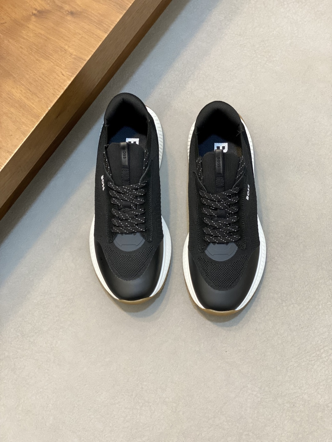 NO:552879,BOSS men's velvet-lined sneakers!  The upper material is mesh stitching and cow suede stitching!  Product details Lace-up closure·Ankle padding·Logo details·Breathable mesh·Rubber outsole Product parameters Ingredient content Fabric: woven fabric, calf suede, polyurethane fiber, lining: woven fabric, sole composition: rubber Size 39-40-41-42-43-44 (45 customized), BOOS casual shoes, sneakers19860909BOSS男士绒里运动鞋！ 鞋面材质网布拼接牛反绒拼接！ 产品详情 系带开合·踝部填充·logo细节·透气网纱·橡胶外底 商品参数 成分含量面料:织布,小牛绒面皮,聚氨酯纤 维,里料:织布,鞋底成分:橡胶 尺码39-40-41-42-43-44（45订做）,BOOS 休闲鞋,sneakers,Men's shoes