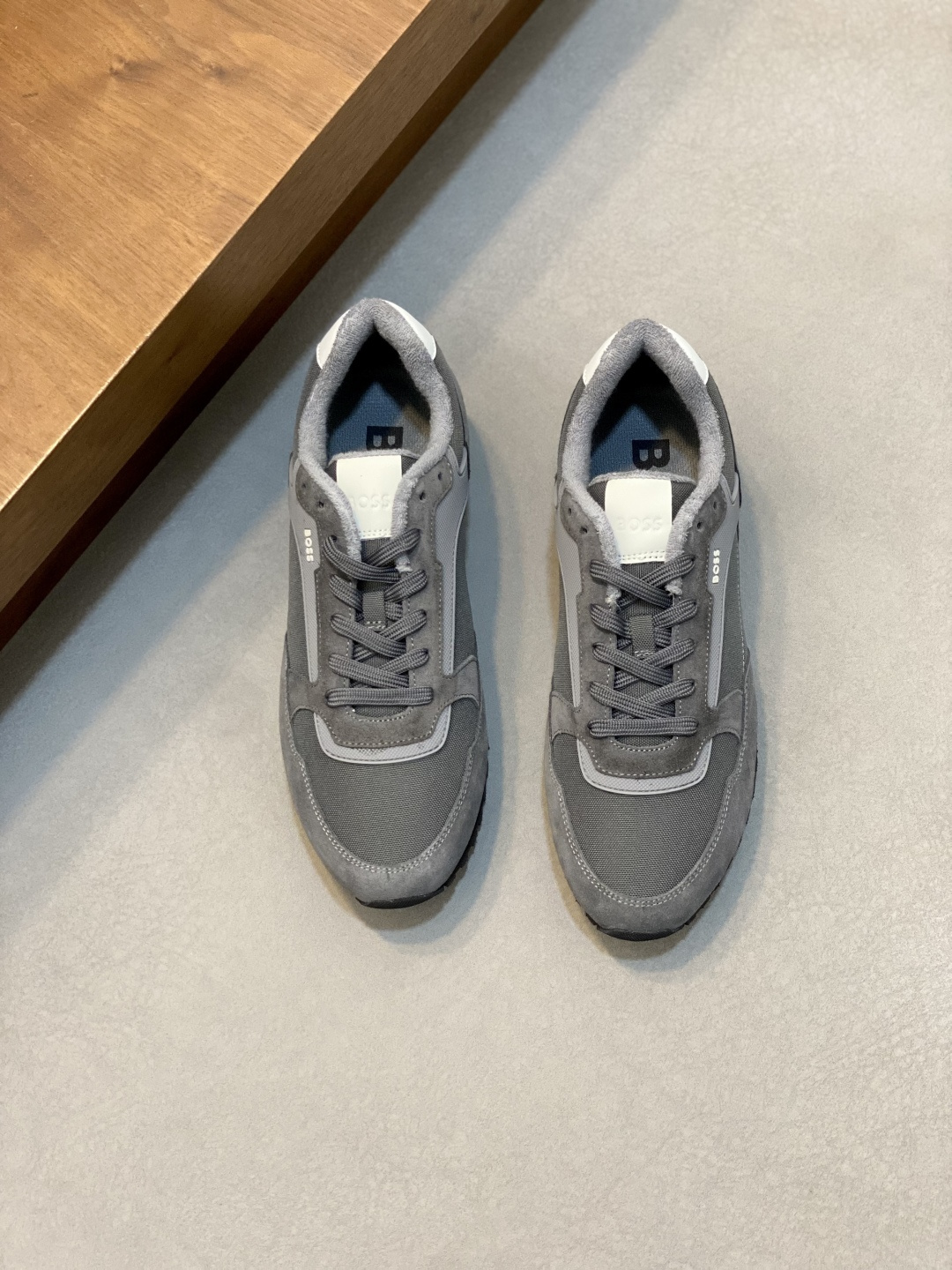 NO:552906,BOSS men's velvet-lined sneakers!  The upper material is mesh stitching and cow suede stitching!  Product details Lace-up closure·Ankle padding·Logo details·Breathable mesh·Rubber outsole Product parameters Ingredient content Fabric: woven fabric, calf suede, polyurethane fiber, lining: woven fabric, sole composition: rubber Size 39-40-41-42-43-44 (45 customized), BOOS casual shoes, sneakers19860909BOSS男士绒里运动鞋！ 鞋面材质网布拼接牛反绒拼接！ 产品详情 系带开合·踝部填充·logo细节·透气网纱·橡胶外底 商品参数 成分含量面料:织布,小牛绒面皮,聚氨酯纤 维,里料:织布,鞋底成分:橡胶 尺码39-40-41-42-43-44（45订做）,BOOS 休闲鞋,sneakers,Men's shoes