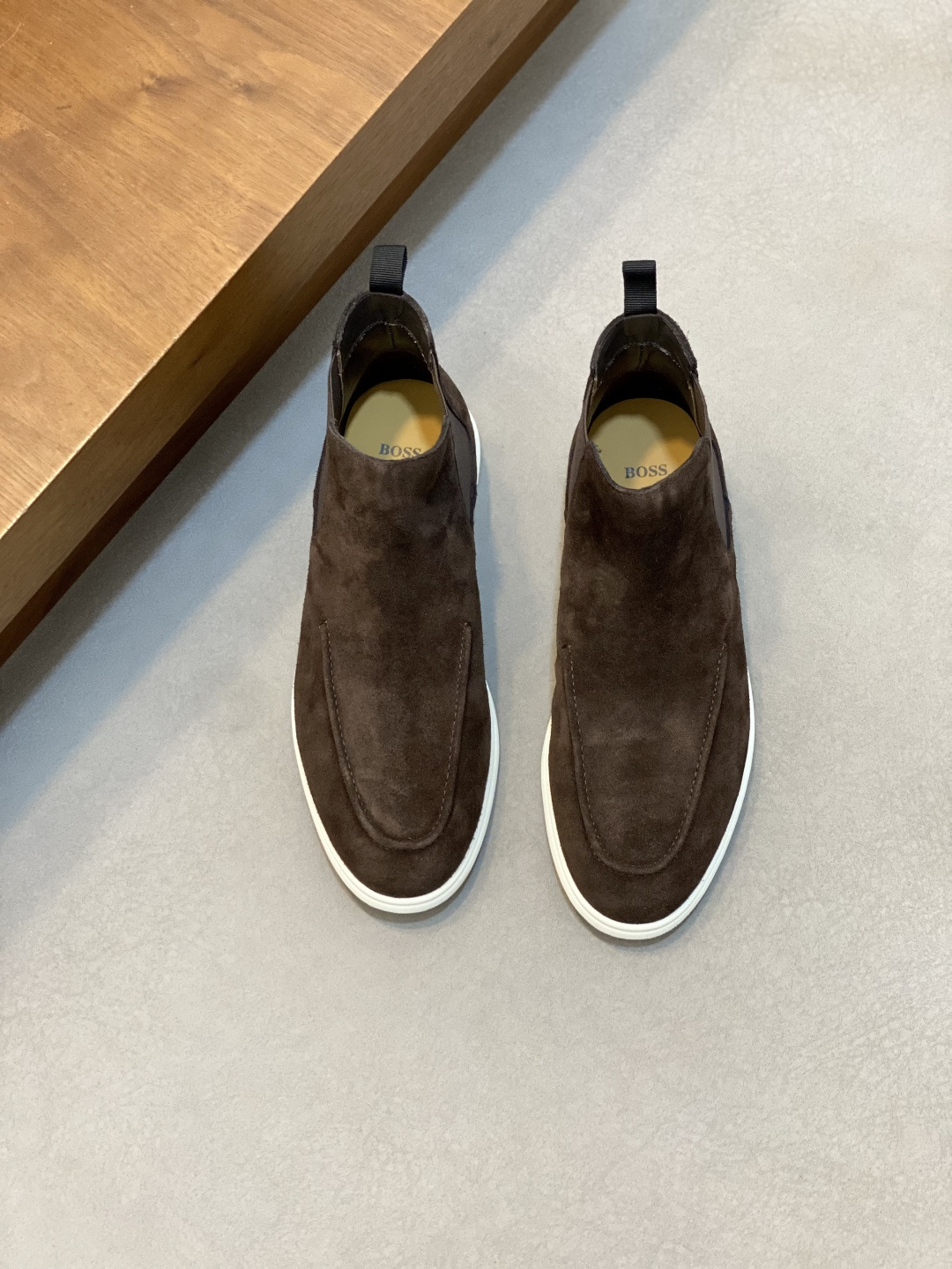 NO:552846,HUGO BOSS/HUGO BOSS men's pebbled/sued suede desert short boots are now available!  High-quality products made in Guan, using selected pebbled cowhide leather uppers  The leather material is soft and tough, with excellent gloss. Calf leather lining, latex insole, with genuine leather foot layer, comfortable and breathable. Latex insole, with genuine leather foot layer, comfortable three-stage splicing design, Mark stitching bulging design with pointed toe style; full of British style, bold horse  The gram line shows a rugged style, lace-up design, thick latex feet, dyed calfskin leather padding, lightweight textured rubber soles, wear-resistant and non-slip, the whole shoe is extremely comfortable on the feet, very suitable for long distance travel, a variety of colors are available to meet different matching needs, highly recommended!  Size 39-40-41-42-43-44 leather shoe size (45. can be customized), BOOS casual shoes, boots, cowhide19860909HUGO BOSS/雨果博斯 男士荔枝纹/反绒牛皮沙漠短靴出货！ 莞产高品,采用精选荔枝纹牛皮鞋面 皮料柔软且韧性,光泽度极好,小牛皮内里,乳胶鞋垫,搭配真皮垫脚层,脚感舒适透气.乳胶鞋垫,搭配真皮垫脚层,脚感舒适三段式拼接设计,马克缝线鼓包设计尖头风格；英伦范十足,加粗马克线尽显粗犷风格,系带开合设计,加厚乳胶垫脚,本染小牛皮皮层铺垫,轻质纹路橡胶鞋底,耐磨防滑,整鞋上脚极度舒适,非常适合远行的一款,多种颜色可选,可满足不同搭配需求,强烈推荐！ 尺码39-40-41-42-43-44皮鞋尺码（45.可以订做）,BOOS 休闲鞋,boots,cowhide,Men's shoes