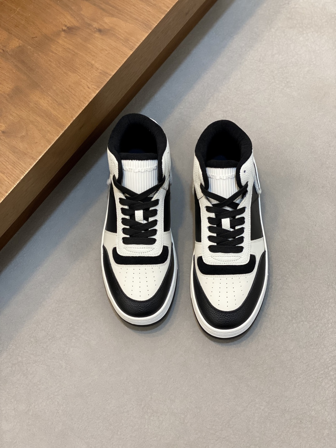 NO:552852,SAINT LAURENT high-top lace-up sneakers S/L61 official website, synchronized with the brand flagship store, Italian original grain cowhide + front panel decorated with perforated leather, pull tab decorated with golden SAINT LAURENT logo, side decorated with SL 61 logo, Saint Laurent logo embossed on the back, Tw soft terry cloth lining, which further enhances the softness, breathability and wrapping of the shoe, no midsole lasting method, and memory foot bed insole!  The foot feels more comfortable and lighter, the environmentally friendly anti-slip rubber two-color outsole, and the genuine lines around the outsole further enhance the comfort and firmness of the entire pair of shoes, and the details speak for themselves perfectly!  Size: 39/40/41/42/43/44 (45 customized) original box packaging + dust bag, Saint Laurent, saint laurent, saint laurent, sneakers, cowhide19860909SAINT LAURENT圣罗兰高帮系带运动鞋 S/L61官网新款 品牌旗舰店同步、意大利原胚粒面牛皮+正面饰片点缀多孔皮革、拉环饰以金色SAINT LAURENT标志,侧面饰以SL 61标志 后帮压印圣罗兰标志 内里Tw柔软毛巾布、更加增强鞋子的柔软性、透气性及包裹性、无中底套楦做法、加记忆脚床鞋垫！脚感更加无比舒适轻便 、环保防滑橡胶双色大底、大底周圈车真线 更加增强了整双鞋子的舒适度 牢固度 完美用细节说话 ！ 尺码:39/40/41/42/43/44（45订做）原盒包装+防尘袋,圣罗兰,saint laurent,saint laurent,sneakers,cowhide,Men's shoes