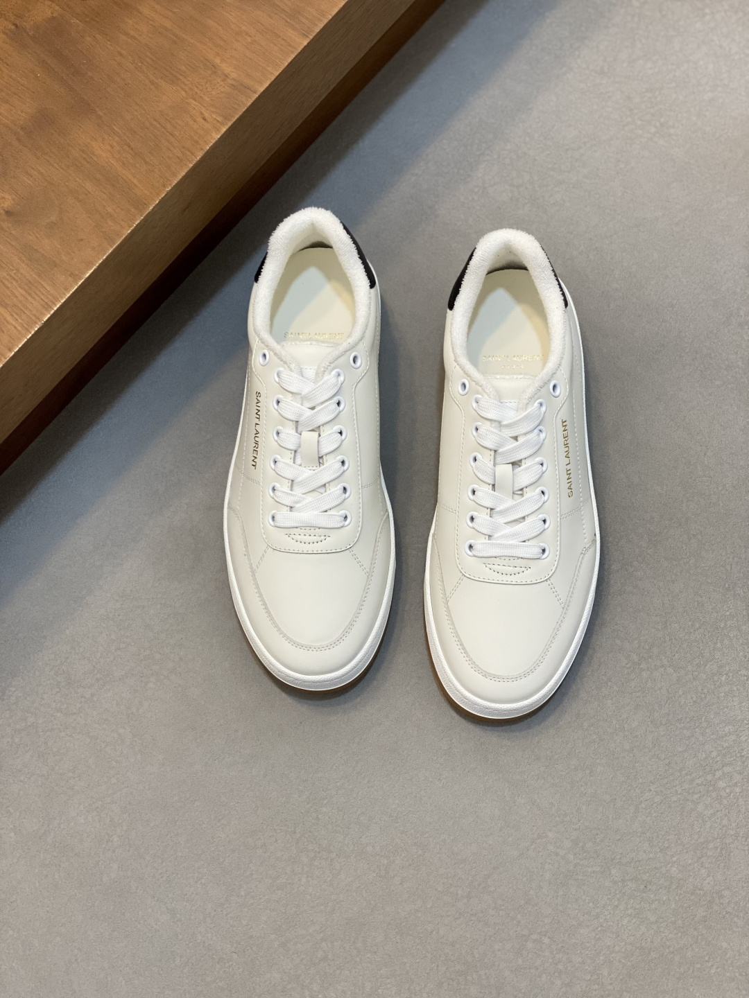 NO:552914,SAINT LAURENT low-top lace-up sneakers S/L61 official website new brand flagship store, Italian original grain cowhide + front panel decorated with perforated leather, pull tab decorated with golden SAINT LAURENT logo, side decorated with SL 61 logo, embossed Saint Laurent logo on the back, Tw soft terry cloth lining, further enhancing the softness, breathability and wrapping of the shoe, no midsole lasting method, plus memory footbed insole!  The foot feels more comfortable and lighter, the environmentally friendly anti-slip rubber two-color outsole, and the genuine lines around the outsole further enhance the comfort and firmness of the entire pair of shoes, and the details speak for themselves perfectly!  Size: 39/40/41/42/43/44 (45 customized) original box packaging + dust bag, Saint Laurent, saint laurent, saint laurent, sneakers, cowhide19860909SAINT LAURENT圣罗兰低帮系带运动鞋 S/L61官网新款 品牌旗舰店同步、意大利原胚粒面牛皮+正面饰片点缀多孔皮革、拉环饰以金色SAINT LAURENT标志,侧面饰以SL 61标志 后帮压印圣罗兰标志 内里Tw柔软毛巾布、更加增强鞋子的柔软性、透气性及包裹性、无中底套楦做法、加记忆脚床鞋垫！脚感更加无比舒适轻便 、环保防滑橡胶双色大底、大底周圈车真线 更加增强了整双鞋子的舒适度 牢固度 完美用细节说话 ！ 尺码:39/40/41/42/43/44（45订做）原盒包装+防尘袋,圣罗兰,saint laurent,saint laurent,sneakers,cowhide,Men's shoes