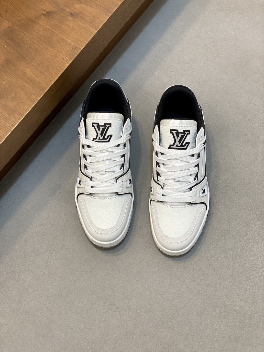 NO:552997,LV TRAINER's new men's sneakers are on sale. This LV Trainer sneaker combines fabric mesh fabric and velvet grained cow leather upper, using clashing colors and material contrasts to cleverly show the inspiration of retro basketball shoes. The rubber LV letters and Vuitton logo on the side of the shoe complete the whole, the complex upper continues the traditional structure, the tongue and heel are decorated with LV letter logo, and the Monogram floral rubber outsole continues the comfortable experience. Comes with full original box packaging!  Size 39-40-41-42-43-44 Standard leather shoe size (38/45/46 can be customized and does not support returns or exchanges), Louis Vuitton, louis vuitton, louis vuitton, sneakers, cowhide19860909LV TRAINER 新款男士运动鞋出货 本款 LV Trainer 运动鞋糅合织物网格面料和丝绒粒面牛皮革鞋面,采用碰撞色彩与材质反差,巧妙展现复古篮球鞋的灵感启发.鞋侧橡胶 LV 字母与 Vuitton 标识完善整体,繁复鞋面延续传统结构,鞋舌及后跟饰有 LV 字母标识,Monogram 花卉橡胶外底延续舒适体验.配原盒全套包装！ 码数39-40-41-42-43-44 标准皮鞋码（38/45/46可定做不支持退换货）,路易威登,louis vuitton,louis vuitton,sneakers,cowhide,Men's shoes
