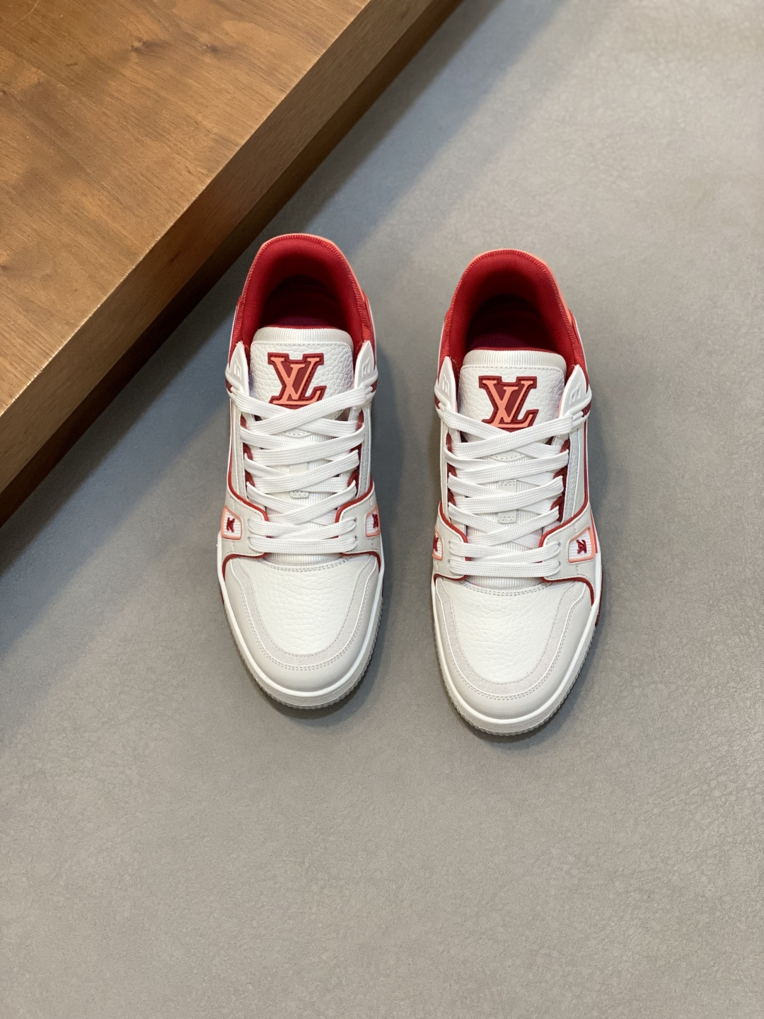 NO:557970,LV TRAINER's new men's sneakers are on sale. This LV Trainer sneaker combines fabric mesh fabric and velvet grained cow leather upper, using clashing colors and material contrasts to cleverly show the inspiration of retro basketball shoes. The rubber LV letters and Vuitton logo on the side of the shoe complete the whole, the complex upper continues the traditional structure, the tongue and heel are decorated with LV letter logo, and the Monogram floral rubber outsole continues the comfortable experience. Comes with full original box packaging!  Size 39-40-41-42-43-44 standard leather shoe size (38/45/46 can be customized and returns and exchanges are not supported),, louis vuitton, sneakers, cowhide19860909LV TRAINER 新款男士运动鞋出货 本款 LV Trainer 运动鞋糅合织物网格面料和丝绒粒面牛皮革鞋面,采用碰撞色彩与材质反差,巧妙展现复古篮球鞋的灵感启发.鞋侧橡胶 LV 字母与 Vuitton 标识完善整体,繁复鞋面延续传统结构,鞋舌及后跟饰有 LV 字母标识,Monogram 花卉橡胶外底延续舒适体验.配原盒全套包装！ 码数39-40-41-42-43-44 标准皮鞋码（38/45/46可定做不支持退换货）,,louis vuitton,sneakers,cowhide,Men's shoes