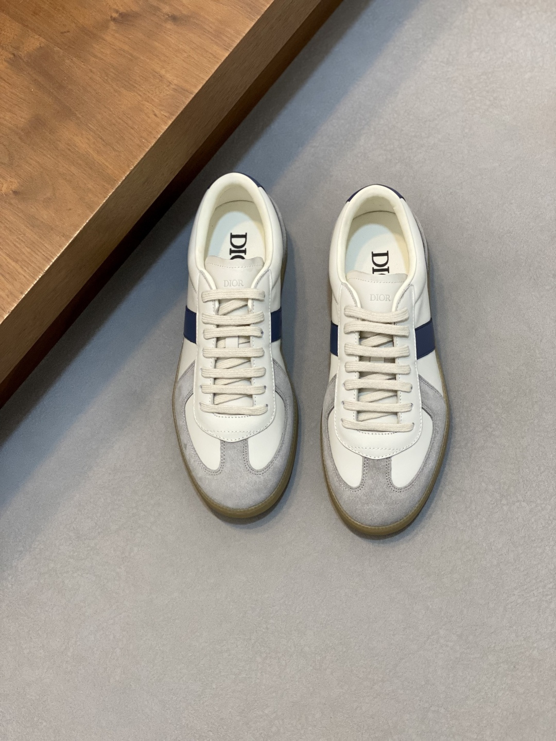 NO:552987,Dior Series Casual Sneakers Skateboard Shoes Original purchased, developed and made. This sneaker is new for the fall of 2023, reinterpreting the classic tennis shoe. The stylish silhouette highlights the thick feel. Crafted from navy blue and white jacquard fabrics, decorated with Oblique prints and suede panels, the unique padded tongue is embellished with the Dior embossed logo, paired with wide navy blue mohair laces and brass eyelets with matte tone-on-tone finish. White  Dior Oblique patterned rubber sole, decorated with a contrasting Dior 30 Avenue Montaigne logo on the back to enhance style. Can add fashionable temperament to casual looks. Beautiful packaging at the delivery counter. Fabric original custom Oblique presbyopia + cowhide. Lining original custom sheepskin + breathable mesh lining.   The sole is made of original molded non-slip rubber material, sole thickness 4CM19860909迪奥Dior 系列 休闲 运动鞋 滑板鞋 原版购入开发 做货 这款 运动鞋是二零二三秋季新品,重新诠释经典的网球鞋,时尚的廓形突显厚实感.采用海军蓝色和白色提花面料精心制作,饰以 Oblique 印花,搭配绒面革镶片,别具一格的加垫鞋舌点缀以 Dior 压花标志,搭配海军蓝色马海毛宽鞋带和哑光同色调饰面黄铜孔眼.白色 Dior Oblique 图案橡胶鞋底,后侧饰以对比鲜明的 Dior 30 Avenue Montaigne 标志提升格调.可为休闲造型增添时尚气质 配送专柜精美包装 面料原版定制Oblique老花+牛皮 内里原版定制羊皮+透气网里 鞋底原版开模防滑橡胶材质 底厚4CM Size:男款38-45（38、45、46 订做）,Dior休闲鞋,dior,dior,sneakers,cowhide,sheepskin,Men's shoes