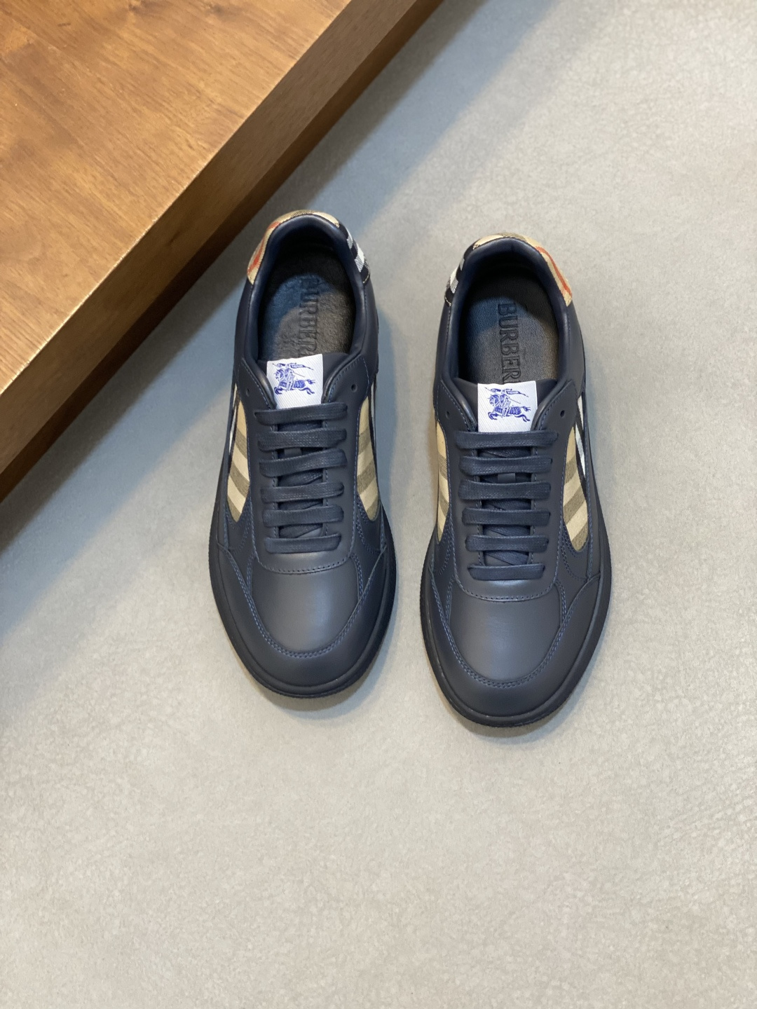 NO:552992,#Burberry's new war horse plaid casual sneakers, new terrace casual sneakers, Burberry's classic elements, super comfortable shoes, knight blue non-slip soles, finally saw the latest diagonal plaid sneakers, the color is really good, you can match it with anything. Sneakers, made of cotton blended fabrics. Crafted in Italian workshops, decorated with worsted Burberry plaid pattern. With mesh lining and plaid laces, rubber soles decorated with Burberry collection  Letter logo. From the Burberry classic series, it interprets wardrobe essential styles with a distinctive brand style. The round toe and tongue are embellished with the Equestrian Knight logo (EKD) label leather insole, and the sole is embellished with the Burberry letter logo size38-44 (customized for 45 and 46), Burberry   casual shoes,burberry,burberry,sneakers19860909# 巴宝莉新款战马格纹休闲运动鞋全新露台休闲运动鞋·巴宝莉（Burberry）经典原素 超舒服的鞋子··骑士蓝色防滑鞋底 终于看到了最新的斜式格纹运动鞋颜色真的好好看,怎么搭都可  运动鞋,选用棉质混纺面料打造.于意大利工坊匠制而成,装饰精纺 Burberry 格纹图案.搭配网眼内衬和格纹鞋带,橡胶鞋底饰有典藏 Burberry 字母徽标.来自 Burberry 经典之作系列,以鲜明品牌风格诠释衣橱必备款式.圆形鞋头鞋舌处点缀马术骑士徽标（EKD）标签皮革鞋垫,鞋底点缀 Burberry 字母徽标 size38-44（45、46定做）,巴宝莉 休闲鞋,burberry,burberry,sneakers,Men's shoes