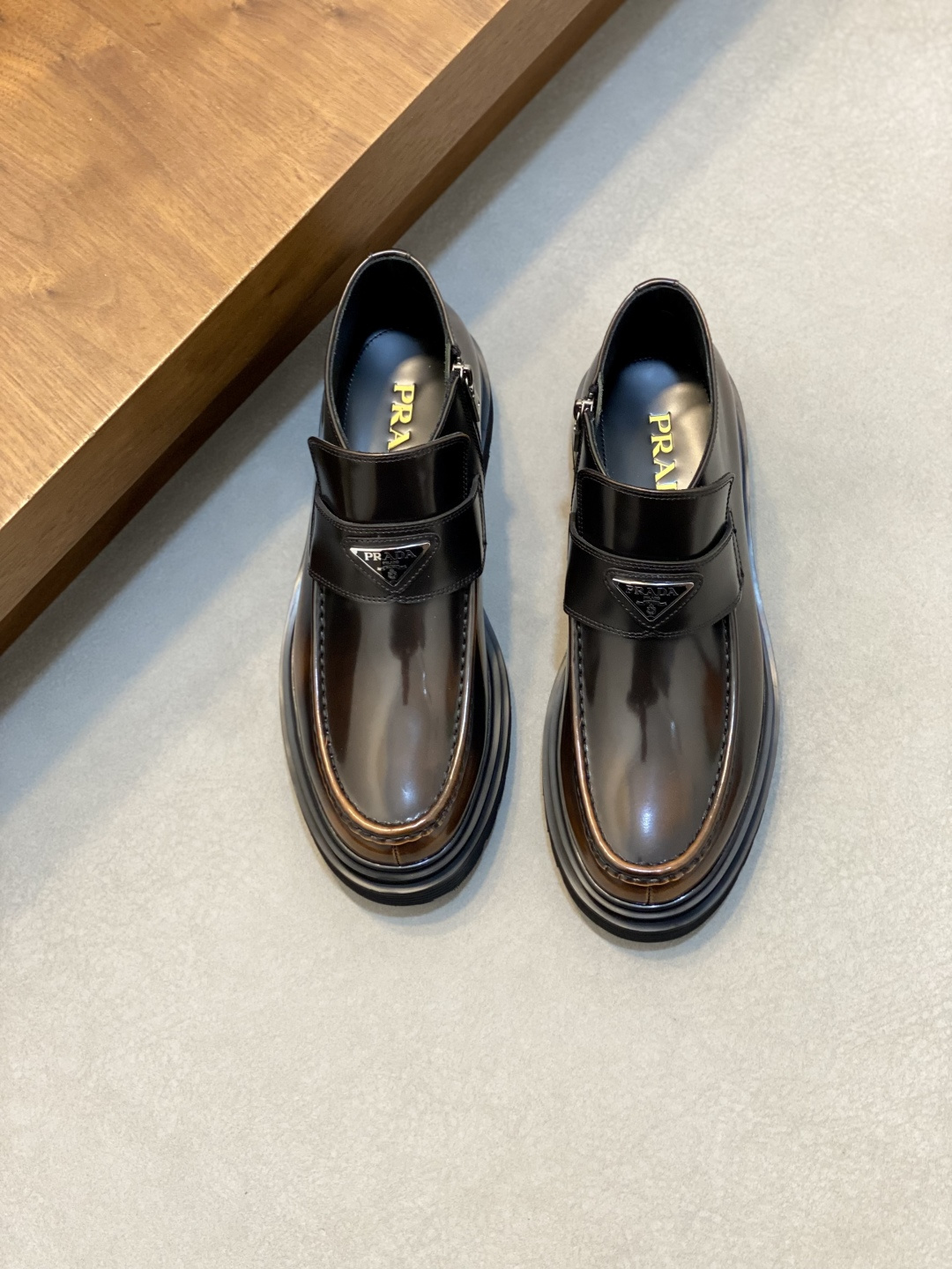 NO:552993,P Home Prad* Men's Glossy Thick-soled Short Boots A modern collision of classic and avant-garde ankle boots. Made of imported bright open-edge bead-rubbed cowhide/plain cowhide. The metal triangle logo on the front of the shoe body is the visual condensation of Prad*'s century-old history and pioneering spirit. It instantly awakens the brand's memory point and allows the 'luxury' to naturally reveal from the details. The lining is made of black water-dyed calfskin, with brand-specific cowhide feet. The inner zipper design makes it easy to put on and take off!  The exaggerated layered thick sole design is a clear expression of the current avant-garde fashion. It not only injects a strong visual impact into the shape, but also quietly improves the body proportions, giving each step its own 'aura buff'; at the same time, the thick rubber material has excellent wear resistance and grip, providing solid support for urban commuting or leisure travel. The welt structure is equipped with a jagged lightweight rubber sole for comfort upgrade, double-layer welt and welt circumferential stitching!  The mid-top design cleverly balances 'wrapping feeling' and 'flexibility', which can visually modify the ankle line without restricting movement, and is suitable for a variety of pants types - matching with trousers is a sense of sophistication for business elites, and matching with jeans is the personality of a street trend. Whether it is a suit for formal occasions or casual wear for daily outings, this pair of ankle boots can be the 'finishing touch' of the look!  !  !  Standard leather shoe sizes 39~44# (customized at 38.45.46), Prada men's boots, prada, prada, boots, jeans, business suit, cowhide19860909P家 普拉-达 Prad* 男士亮面厚底短靴 踝靴经典与先锋的摩登碰撞 采用进口亮面开边珠擦色牛皮/平纹牛皮打造 鞋身正面的金属三角徽标,是 Prad* 百年历史与先锋精神的视觉凝练,瞬间唤醒品牌记忆点,让“奢华感”从细节处自然流露. 内里黑色水染小牛皮制成 ,搭配品牌专用牛皮垫脚.内侧拉链设计 方便穿脱 ！夸张的分层式厚底设计,是当下先锋时尚的鲜明表达.它不仅为造型注入强烈的视觉冲击力,更悄悄提升身形比例,让每一步都自带“气场buff”；同时,厚底的橡胶材质兼具优异的耐磨性与抓地力,为都市通勤或休闲出行提供稳妥支撑.沿条结构 配锯齿状轻质橡胶鞋底 舒适度升级 双层沿条 沿条周圈车线 ！中帮设计巧妙平衡了“包裹感”与“灵活度”,既能在视觉上修饰脚踝线条,又不会限制行动,适配多种裤型——搭配西裤是商务精英的精致感,搭配牛仔裤则是街头潮人的个性范.无论是出席正式场合时的西装革履,还是日常出街的休闲穿搭,这双踝靴都能成为造型的“点睛之笔”！！！ 标准皮鞋码数39～44#（38.45.46定做）,普拉达 男靴,prada,prada,boots,jeans,business suit,cowhide,Men's shoes