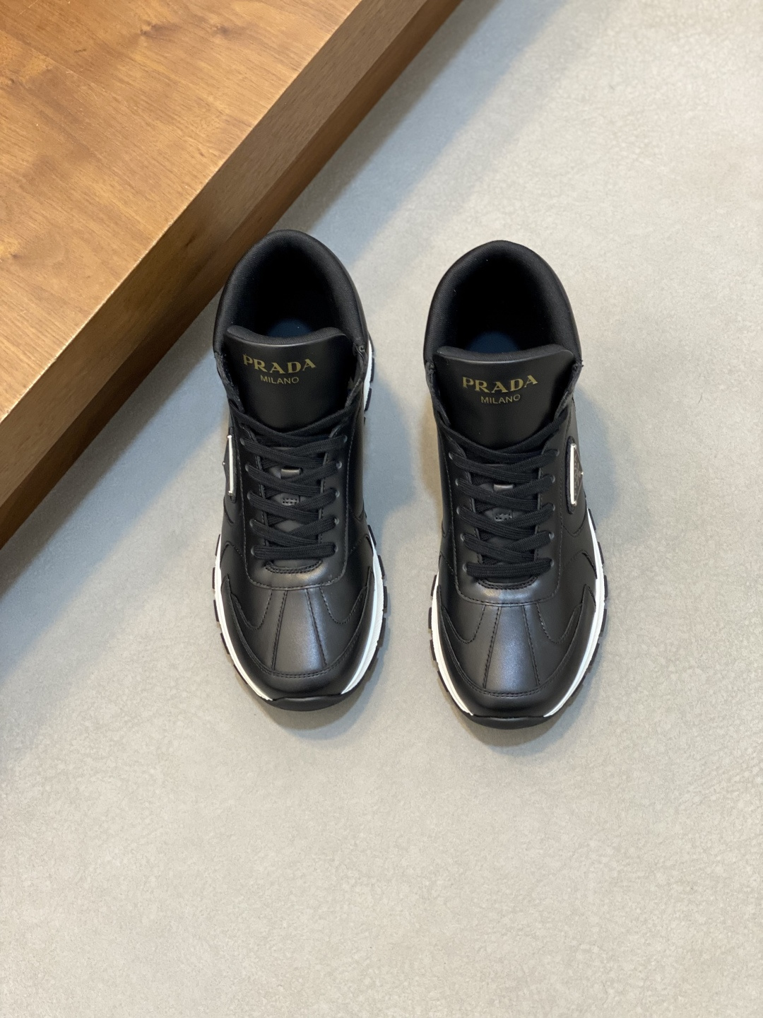 NO:552983,Prada/Prada Autumn and winter leather lace-up sneakers for men. Top-quality goods produced in Dongguan. Imported Nappa cowhide leather upper with raised layered design. Light and breathable, soft and comfortable. Genuine calfskin leather edging. Unique sports style. Genuine leather tongue with red rubber label badge with classic PRADA letters. Fully show the brand style. Transparent air-cushion midsole with lightweight tread rubber outsole. Lightweight and increased by about 4CM. The inner lining has excellent foot feel.  With original packaging 38-44 (45 customized) Size 39-40-41-42-43-44 Standard leather shoe size, Prada, prada, prada, sneakers, cowhide19860909Prada/普拉达 秋冬季皮里男士系带运动鞋 莞产顶级猛货 进口纳帕牛皮鞋面凸起层次设计感 轻盈透气 柔软舒适 小牛皮真皮包边装饰 颇具与众不同的运动风范 真皮鞋舌配经典PRADA字母红色胶标徽章 尽显品牌格调 透明气垫中底配轻质胎纹橡胶大底 轻盈且增高约4CM 内里毛里 脚感极佳 配原包装38-44（45订做） 尺码39-40-41-42-43-44 标准皮鞋尺码,普拉达,prada,prada,sneakers,cowhide,Men's shoes