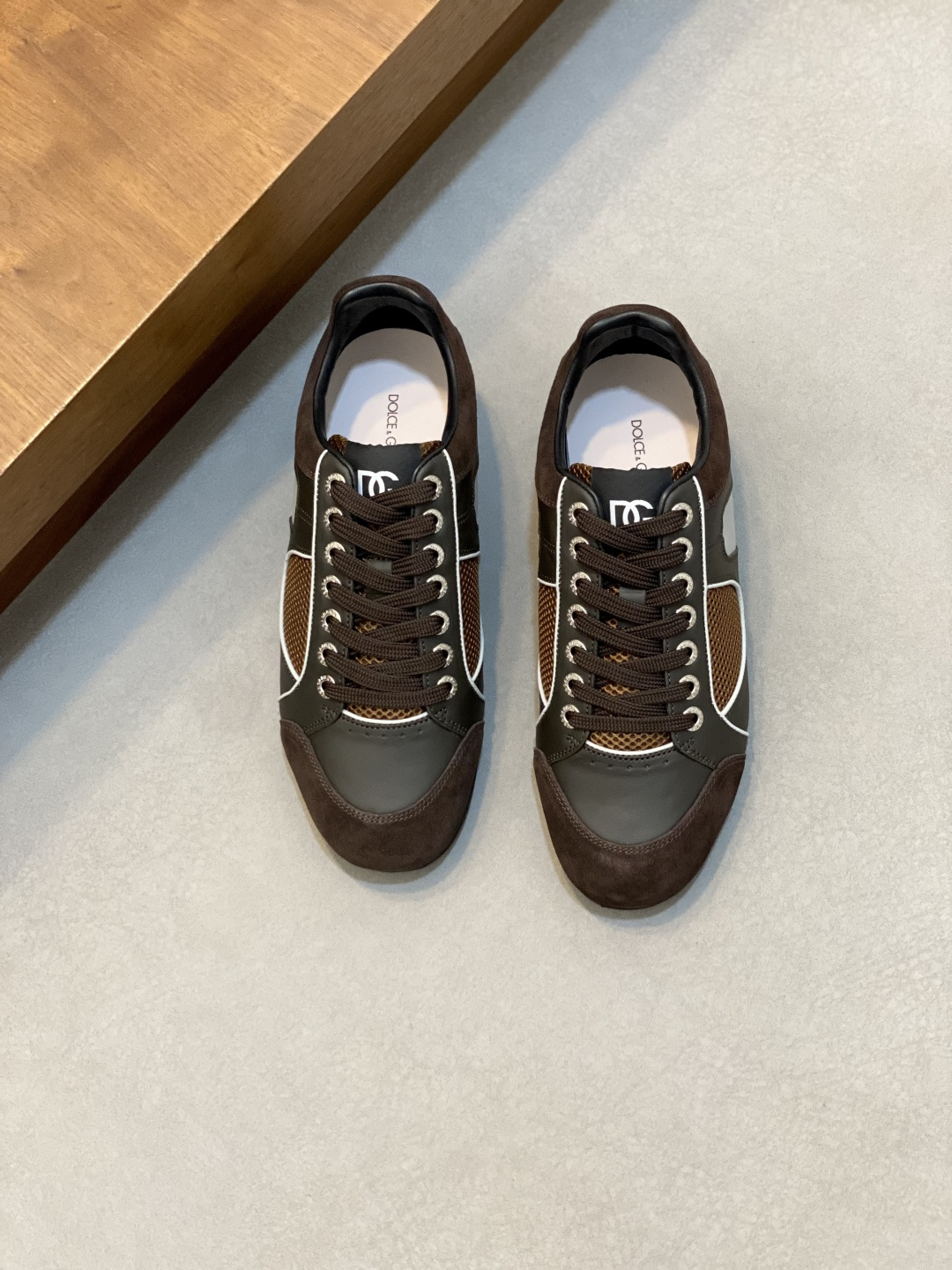 NO:553090,Dolce&Gabbana DG Cushion calfskin skate shoes｜Embellished with DG logo｜Lightweight, grippy two-tone TPU outsole adopts innovative design to provide excellent performance｜Jacquard label adds timeless style｜Original imported cowhide｜Multiple material splicing design｜Imported cowhide lining Cowhide foot pads｜Original TPU two-color elastic outsole  Size39-44 (customized at 38.45.46), DG casual shoes, Dolce&Gabbana, cowhide19860909Dolce&Gabbana DG Cushion 小牛皮滑板鞋｜点缀 DG 徽标｜轻便、抓地力强的TPU双色外底采用创新设计 提供卓越性能｜提花标签则增添隽永型格｜原版进口牛皮｜多种材质拼接设计｜进口牛皮内里 牛皮垫脚｜原版TPU双色弹力大底 Size39-44（38.45.46定做）,DG休闲鞋,Dolce&Gabbana,cowhide,Men's shoes