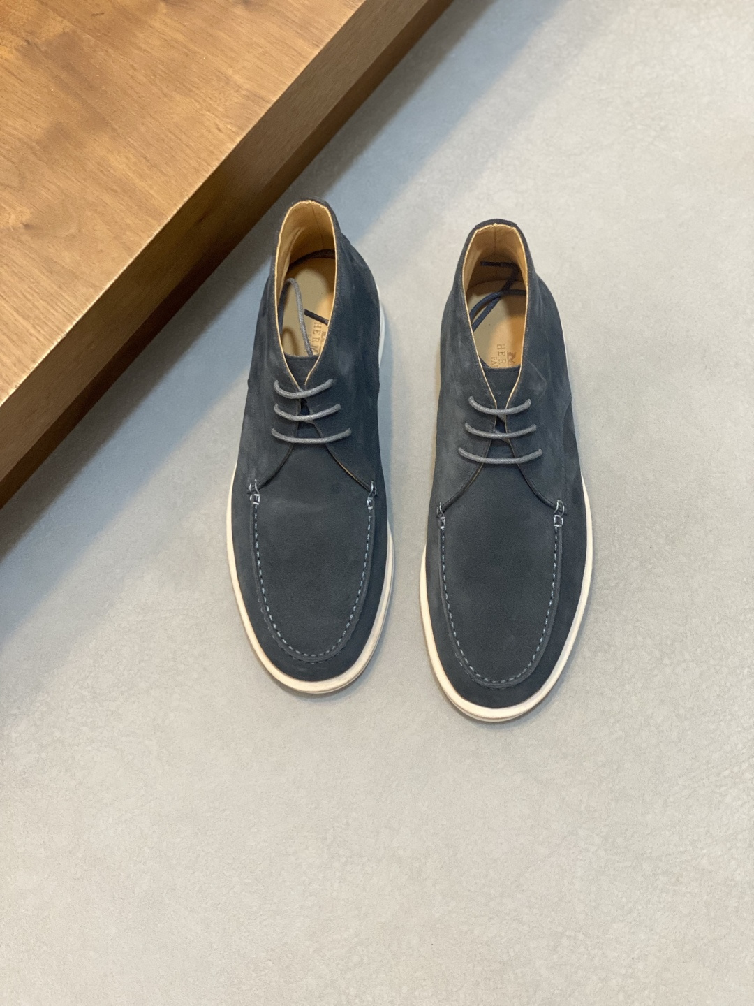 NO:553023,Hermès/Hermès high-top men's shoes. These shoes are made of imported pebbled/cow suede leather, with simple and smooth lines, combined with aerodynamically designed 3CM rubber foam ultra-light soles!  Youthful and fashionable, with geometric graphics embossed with H letter on the front, contrasting leather embellishment on the heel, calf lining to gently wrap your feet, with embossed logo cowhide feet, leather rock strips, casual and urban style, highlighting youthful vitality, sports and leisure version, super versatile, comes with original box packaging dust bag!  Size 39-40-41-42-43-44 standard leather shoe size (45 can be customized but does not support returns), Hermes casual shoes, hermes, hermes, cowhide19860909Hermès/爱马仕 高帮男鞋 这款鞋以进口荔枝纹/牛反绒革制作、线条简约流畅,结合空气动力学设计 的3CM橡胶发泡超轻鞋底！青春时尚,几何图形正面压印H字母装饰,后跟撞色皮革点缀,小牛内里轻柔包裹双脚,搭配压纹徽标牛皮垫脚,真皮岩条搭配、休闲又尽显都市风格,凸显青春活力,运动休闲版型,超级百搭,配原盒包装防尘袋！ 码数39-40-41-42-43-44 标准皮鞋码（45可定做但不支持退换）,爱马仕 休闲鞋,hermes,hermes,cowhide,Men's shoes